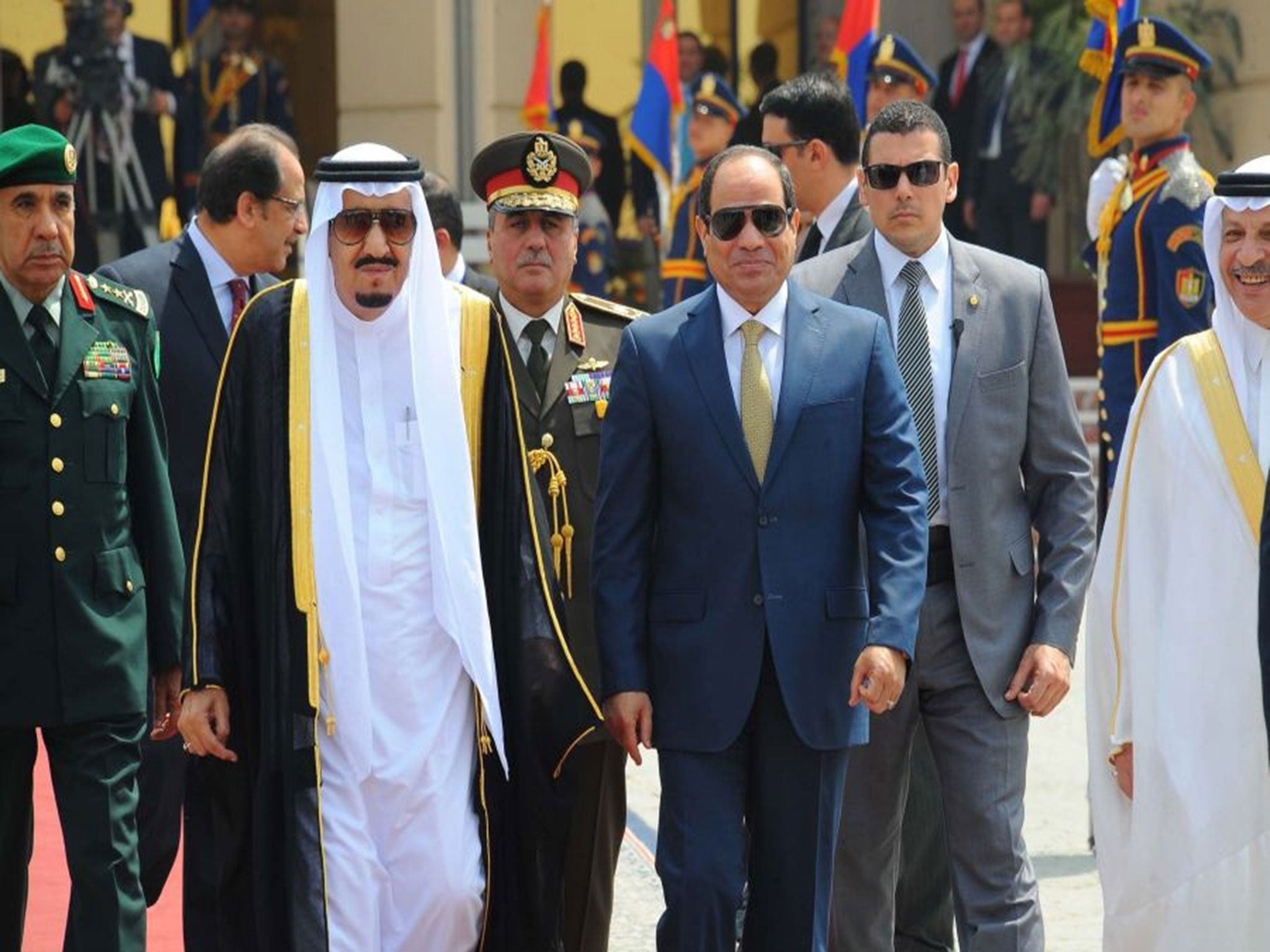 Saudi King Salman (L) walking alongside Egyptian President Abdel Fattah el-Sisi