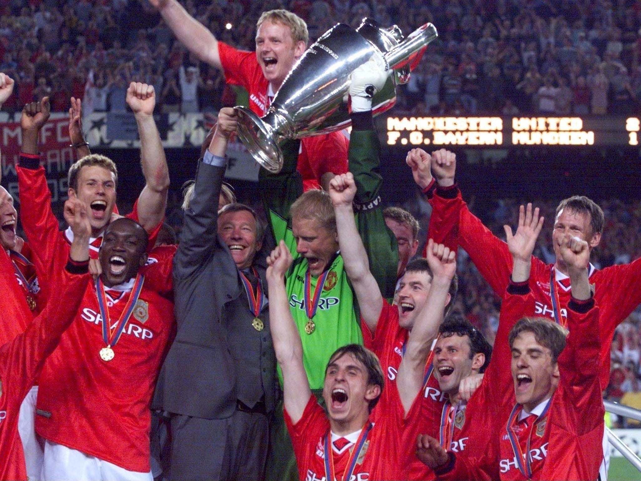 Manchester United celebrate winning the Champions League in 1999