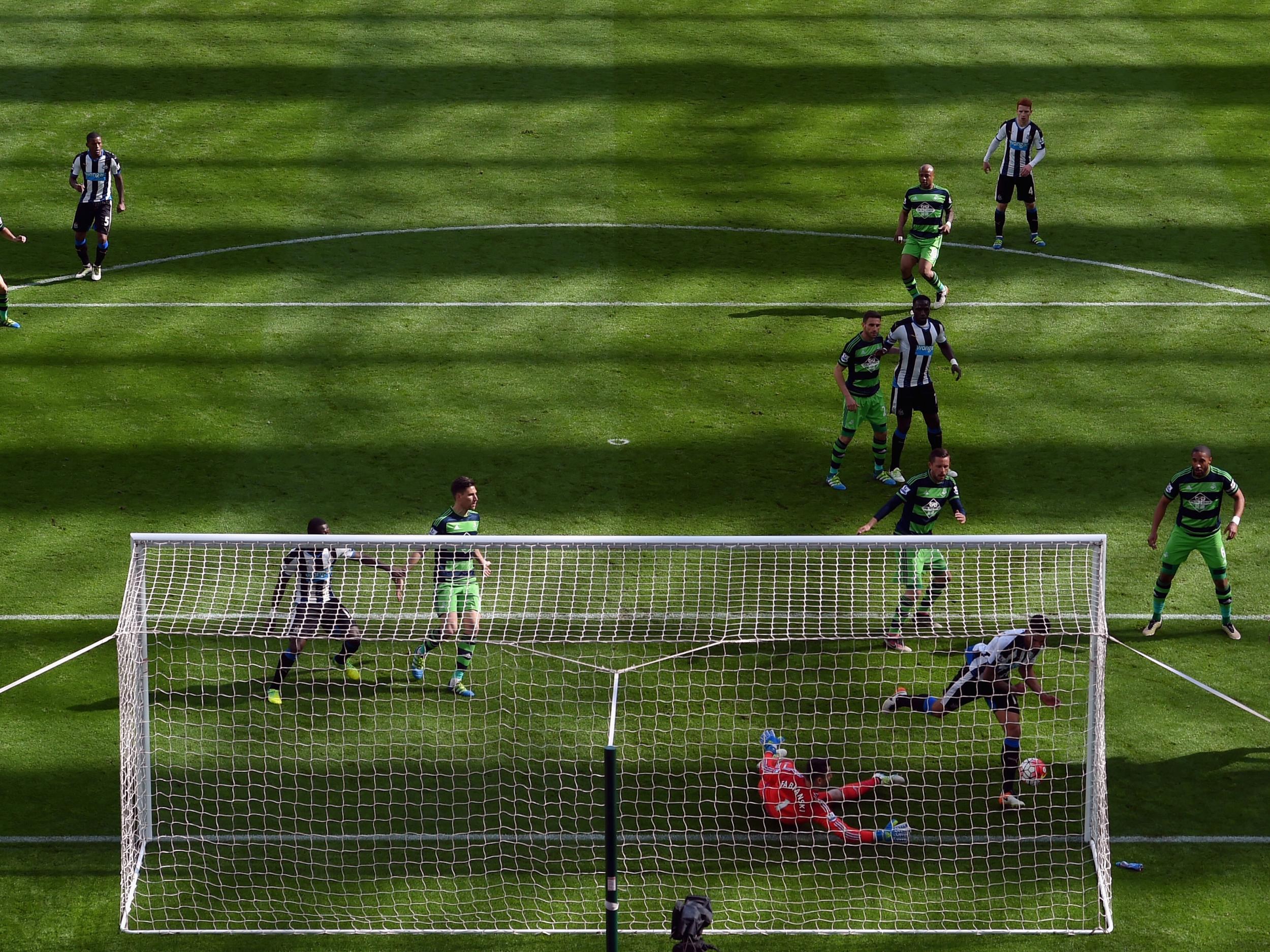 Jamaal Lascelles scores Newcastle's first goal