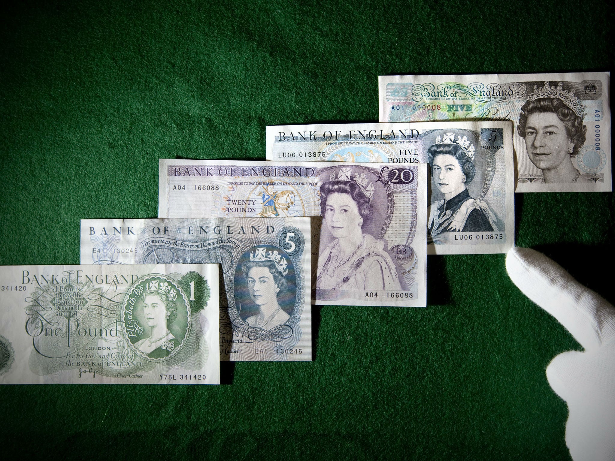 British Pound Sterling banknotes featuring Britain's Queen Elizabeth II are displayed during a photo call (AFP/Stringer)