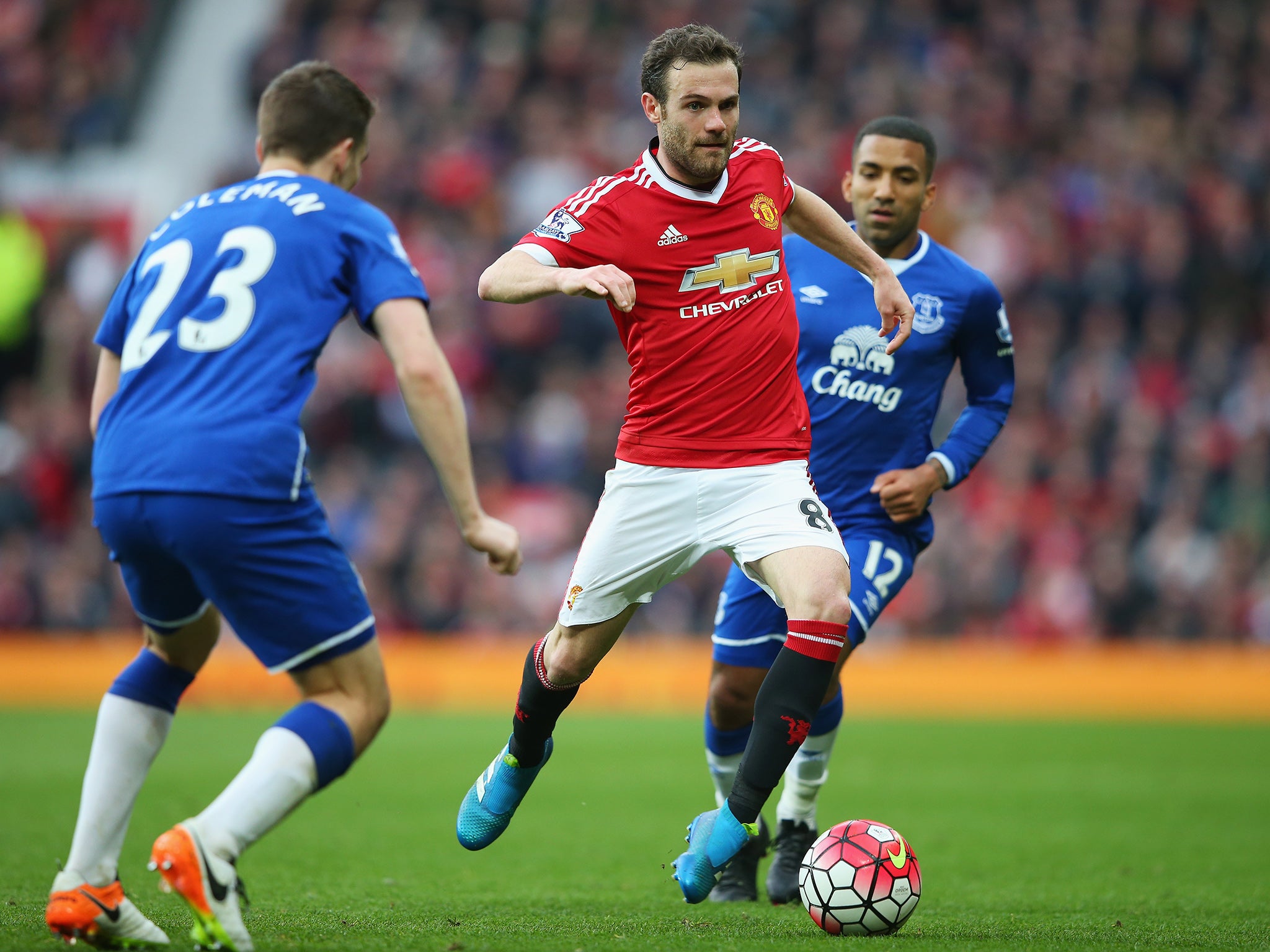 Manchester United's Juan Mata weaves past Everton players