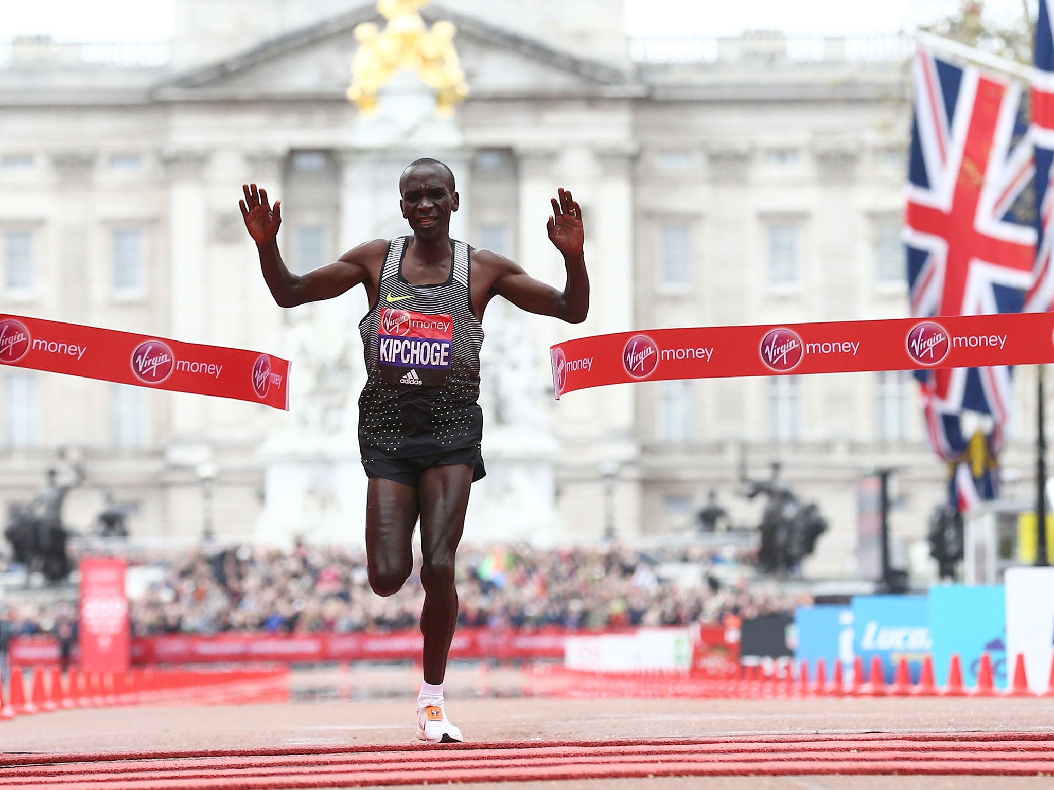 Eliud Kipchoge crosses the line to win the 2016 London Marathon