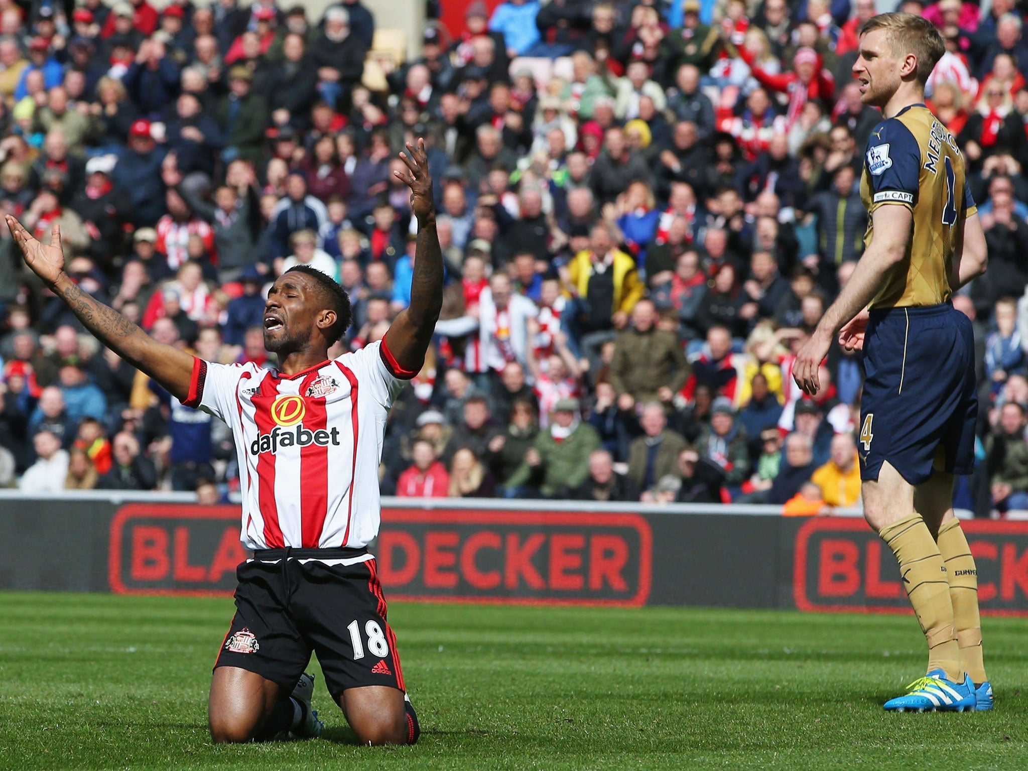 Jermain Defoe appeals for a penalty