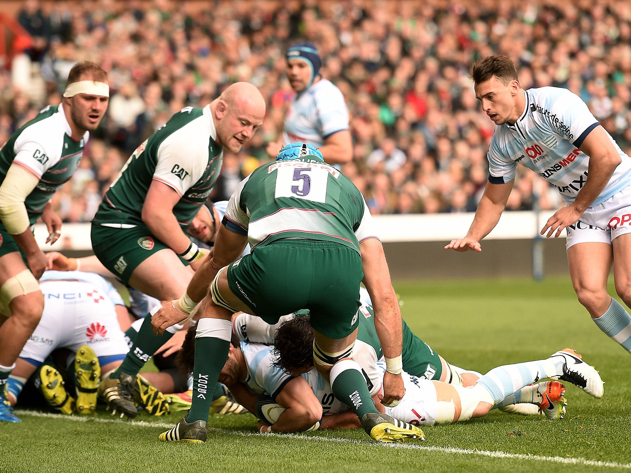 Maxime Machenaud scores a try for Racing 92