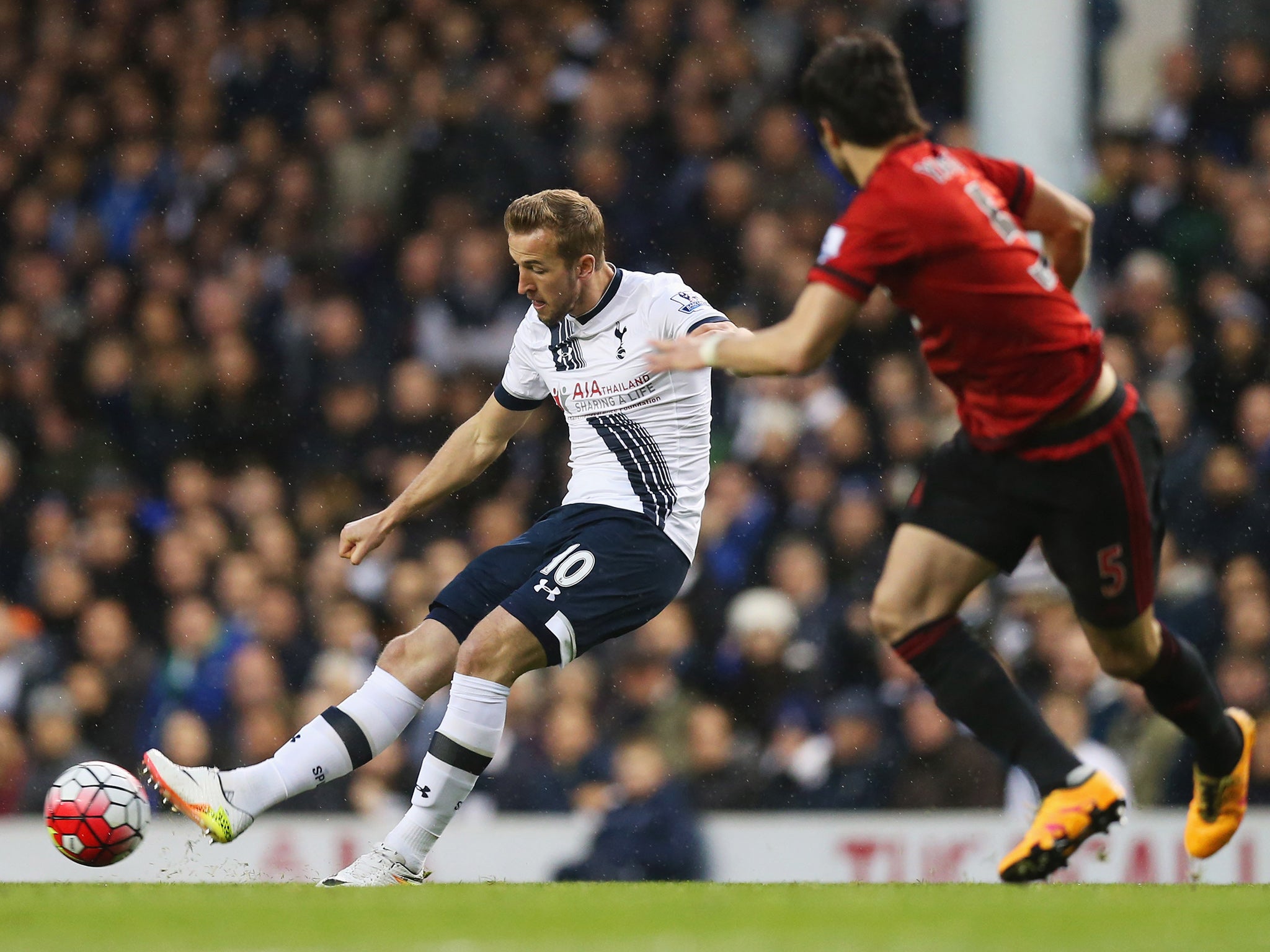 Harry Kane has a chance for Tottenham