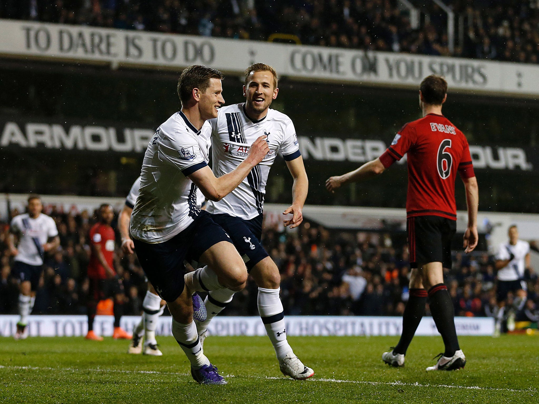 Harry Kane has told Tottenham to keep the pressure on Leicester