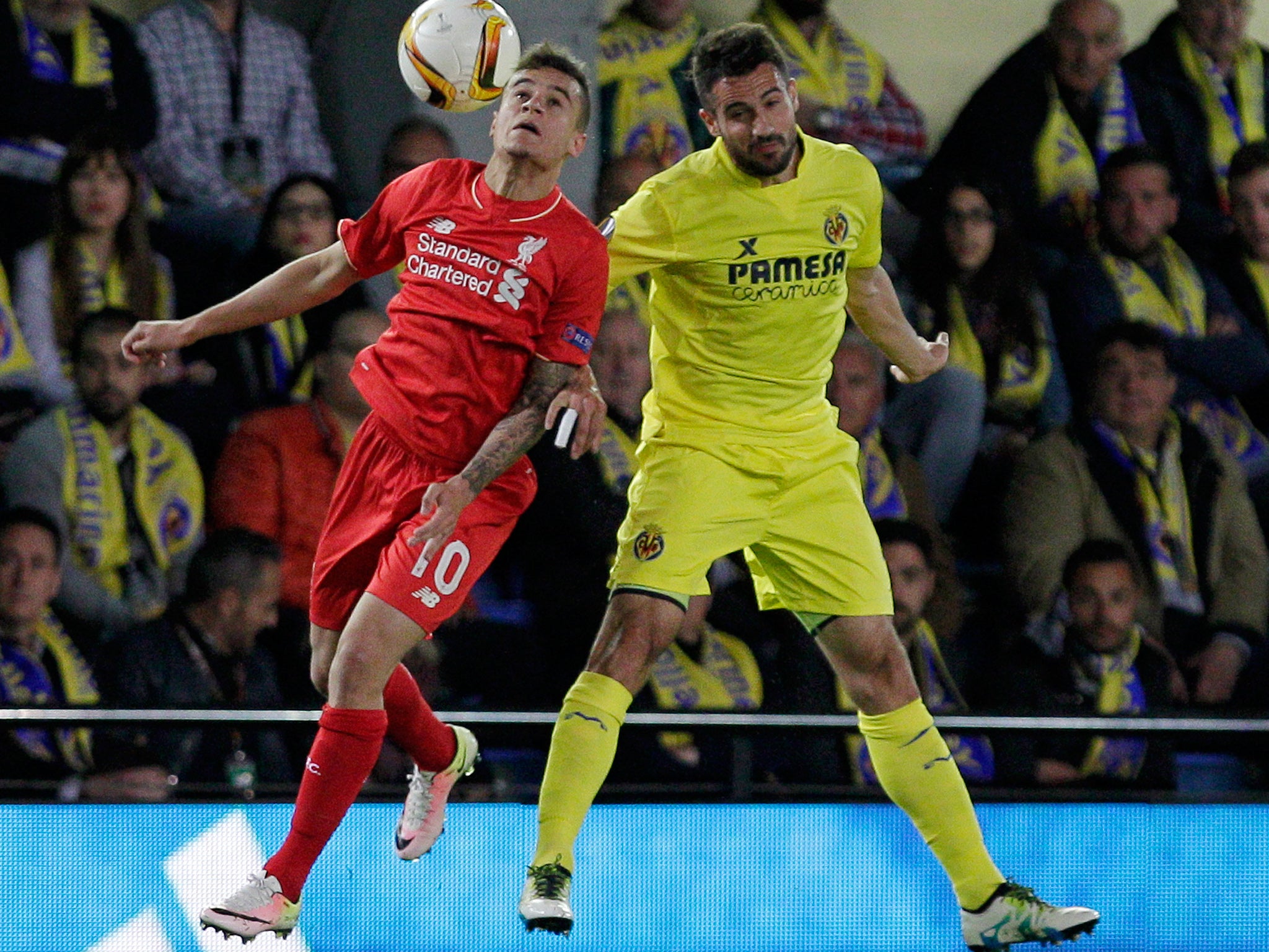 &#13;
Philippe Coutinho competes for the ball &#13;