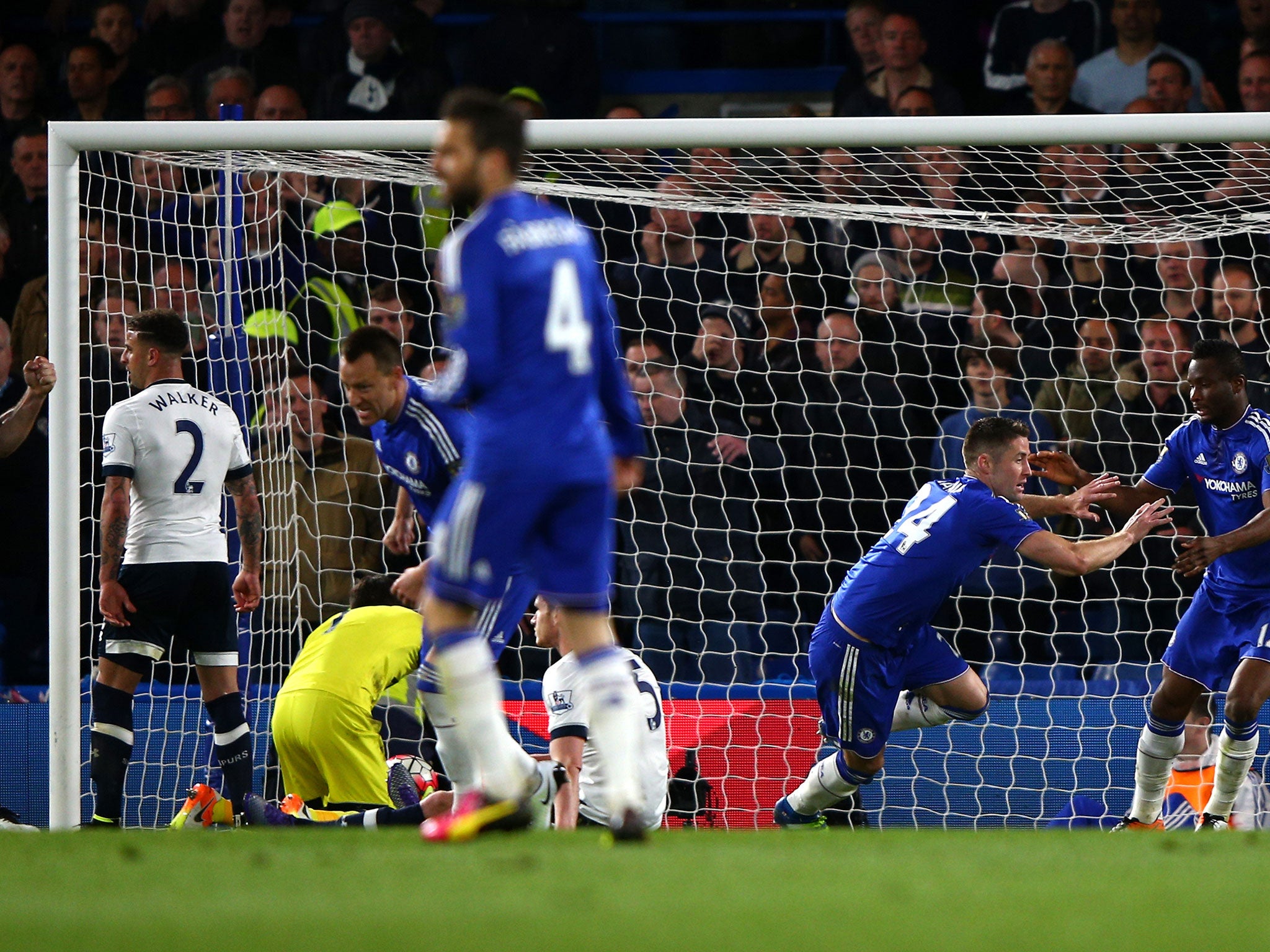 Gary Cahill scores for Chelsea against Tottenham