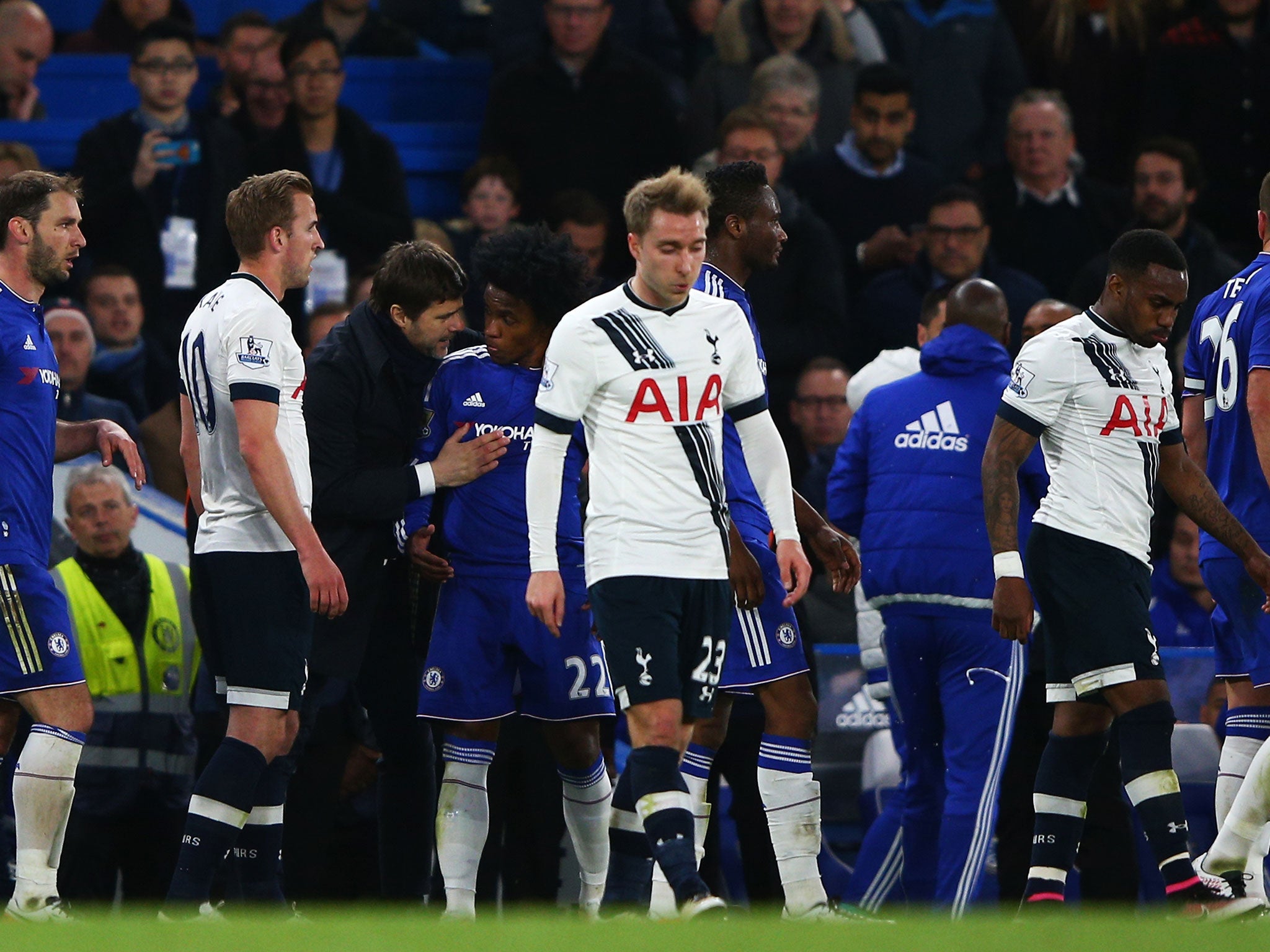 Mauricio Pochettino has words with Willian during the match