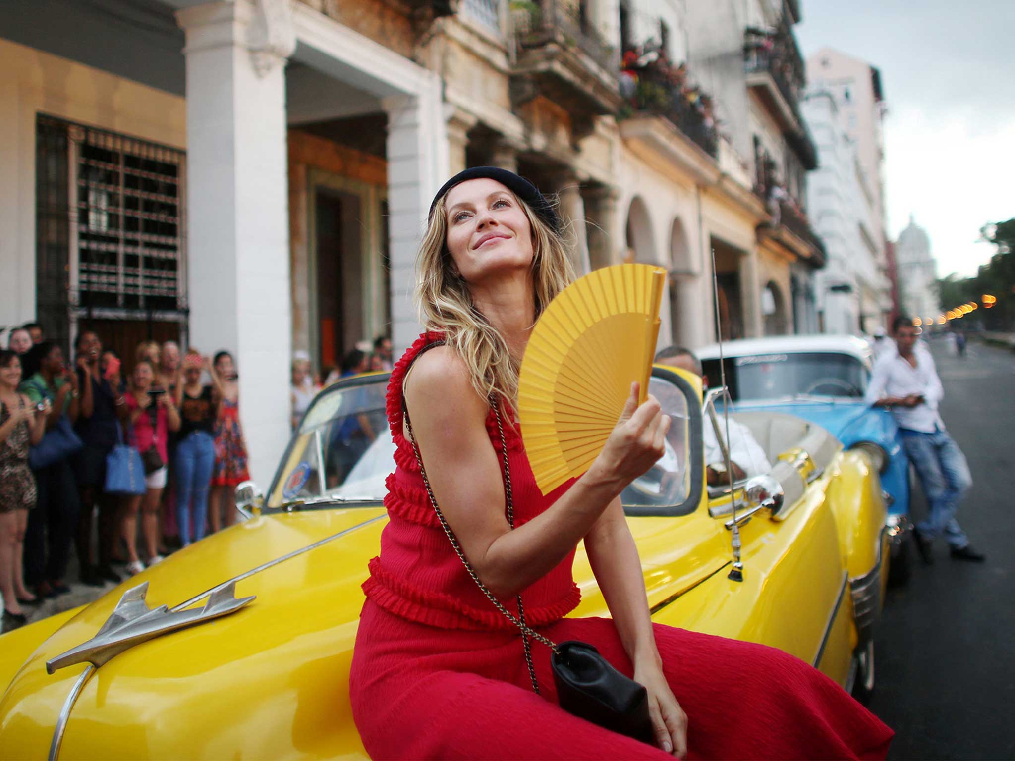 Brazilian top model Gisele Bundchen poses before a fashion show by German designer Karl Lagerfeld as part of his latest inter-seasonal Cruise collection for fashion house Chanel at the Paseo del Prado street in Havana, Cuba