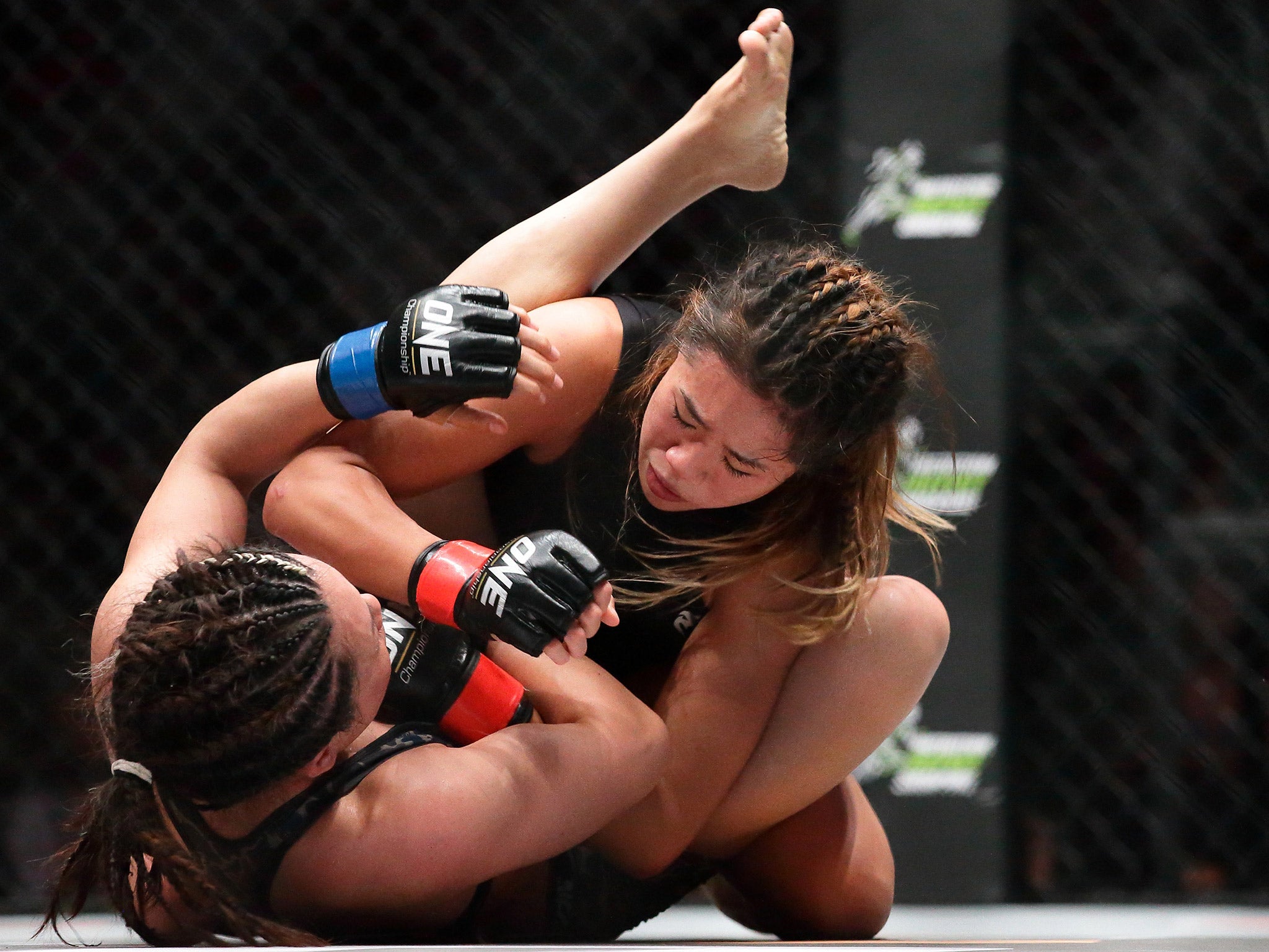 Angela Lee gets the better of Mei Yamaguchi