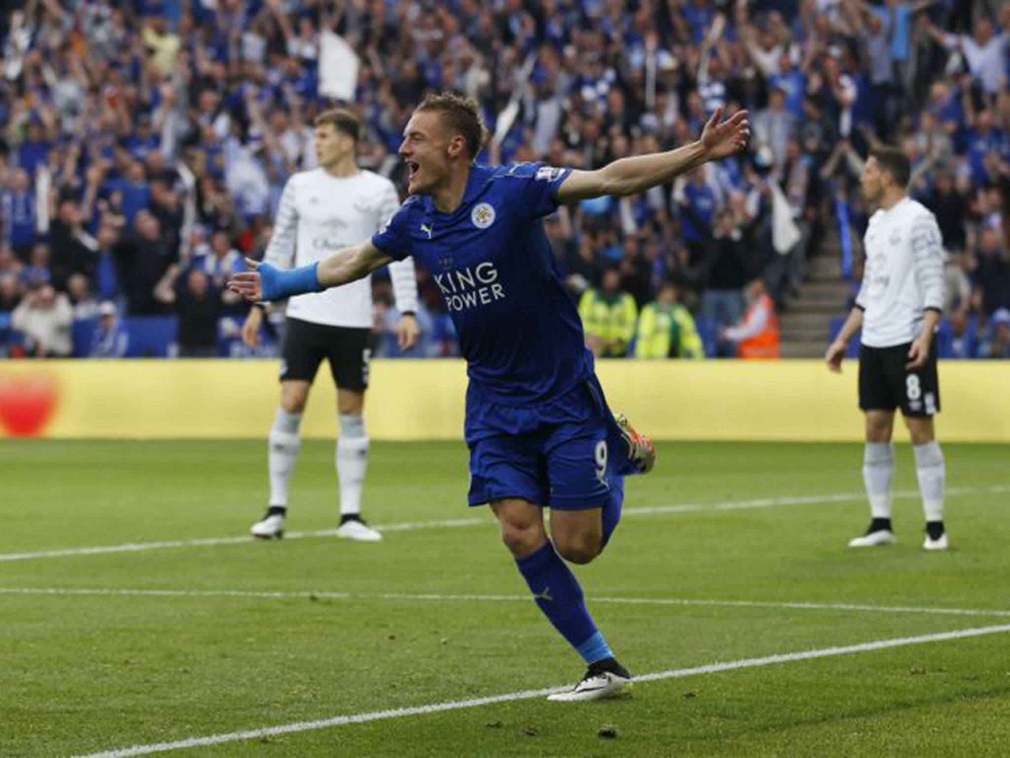 Jamie Vardy celebrates after scoring for Leicester against Everton