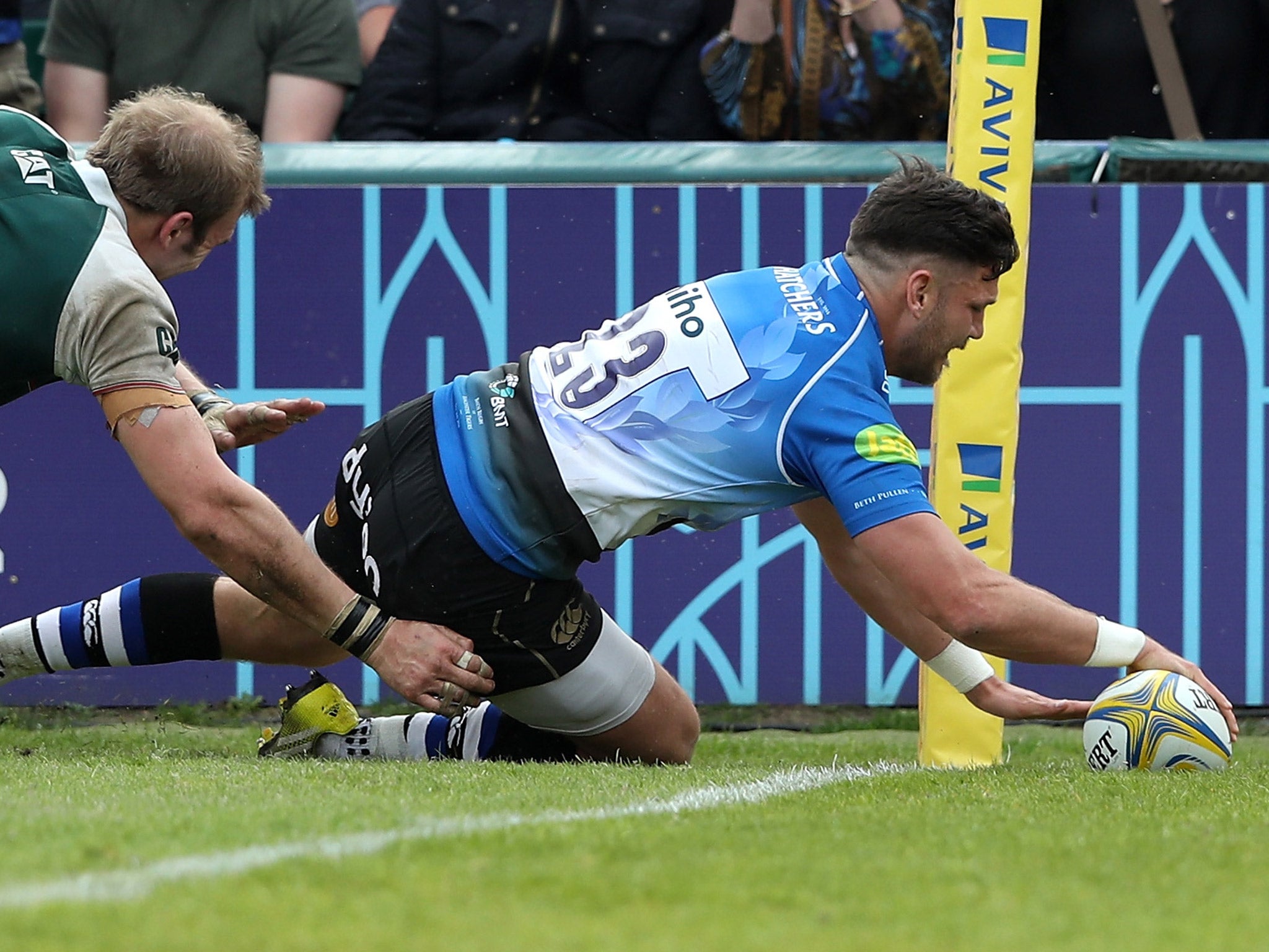 Jeff Williams touches down for a try for Bath