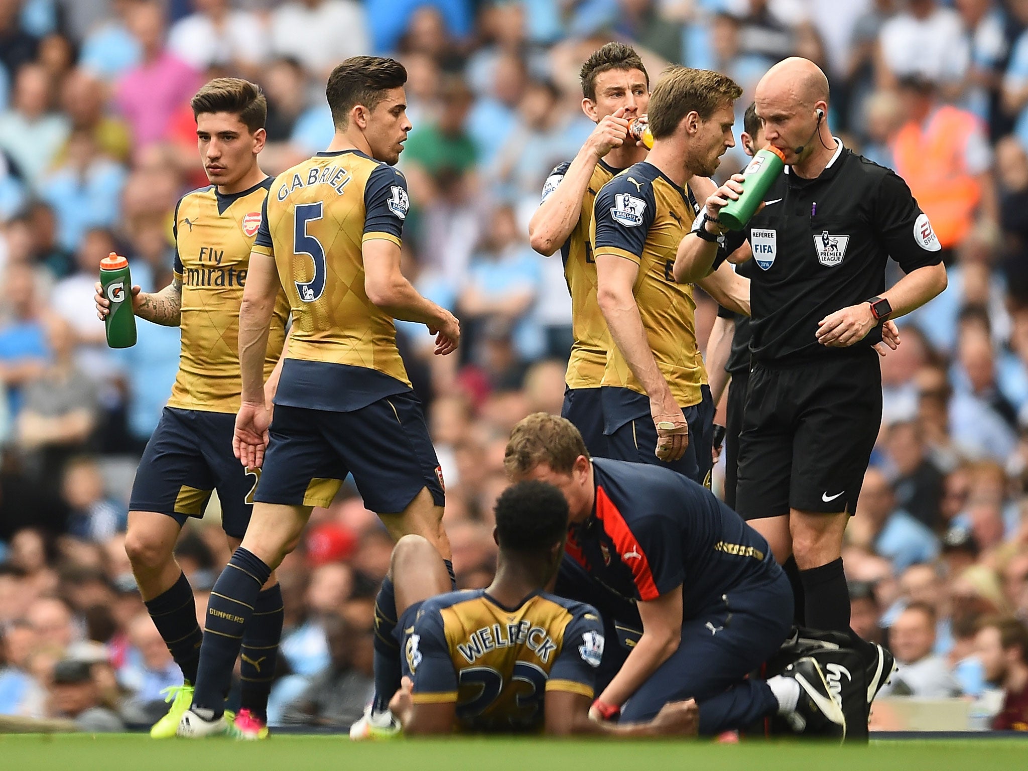 &#13;
Danny Welbeck receives treatment during Arsenal's draw at Man City (Getty)&#13;