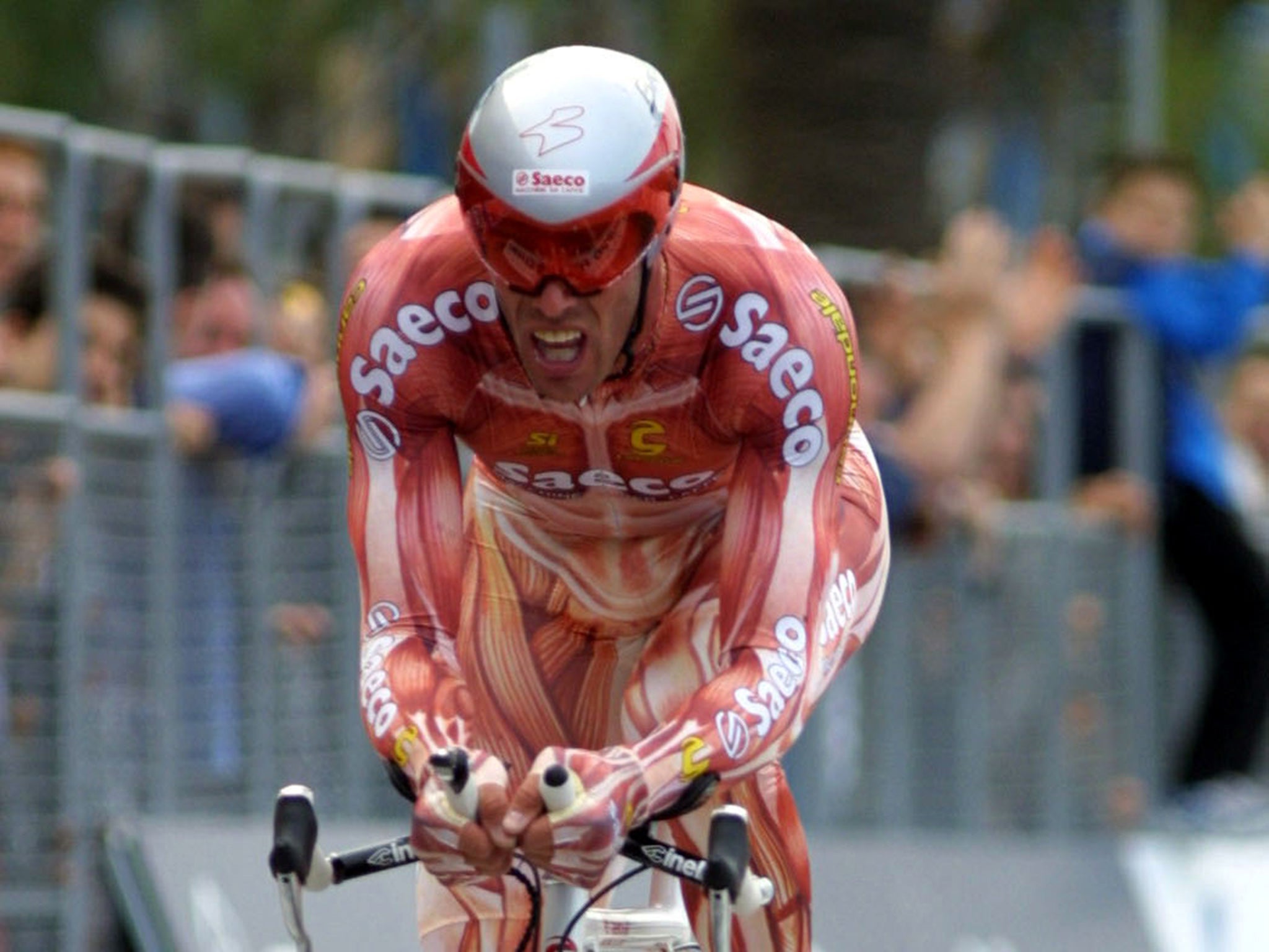 Mario Cipollini competing during the 2001 Giro D’Italia.