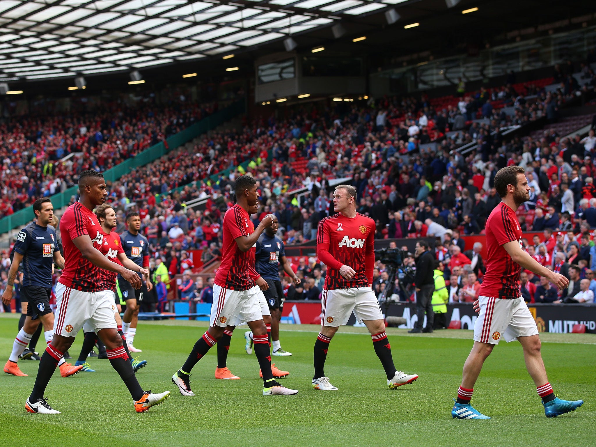 Wayne Rooney and the Manchester United squad leave the pitch amid the Old Trafford security scare