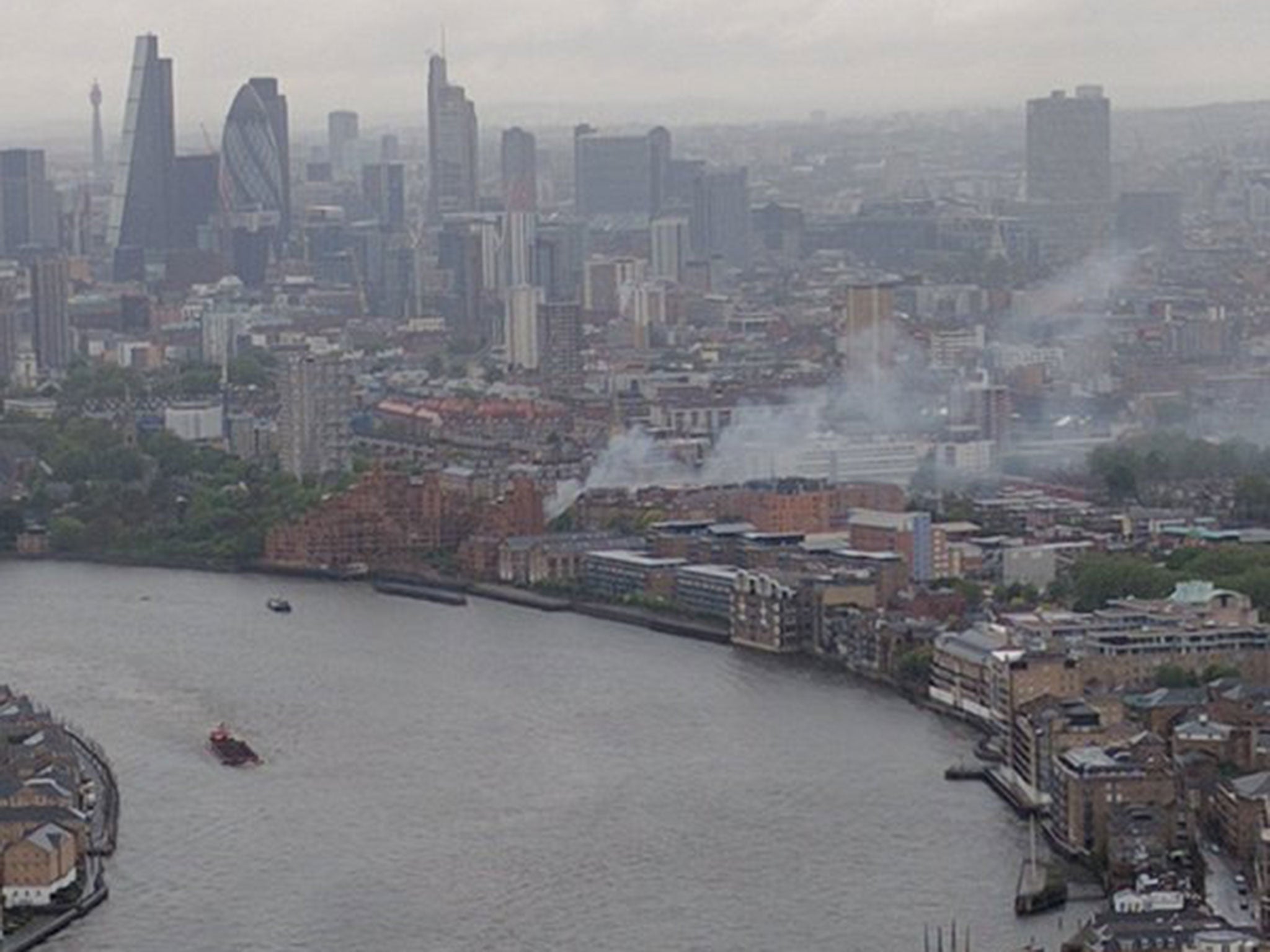 The fire at a Wapping builders' yard viewed from Canary Wharf on 18 May 2016