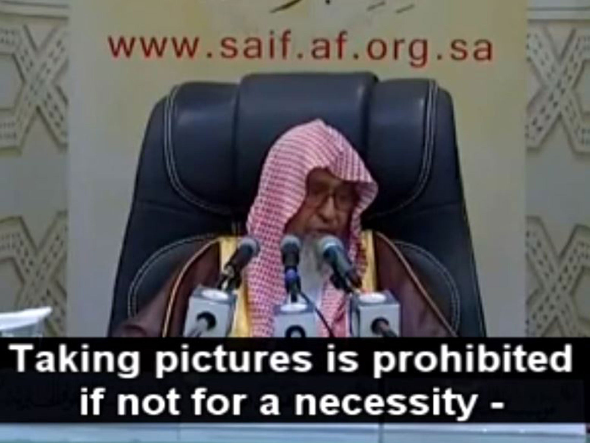 Sheikh Saleh Bin Fawzan Al-Fazwan reiterates that taking pictures is prohibited unless necessary