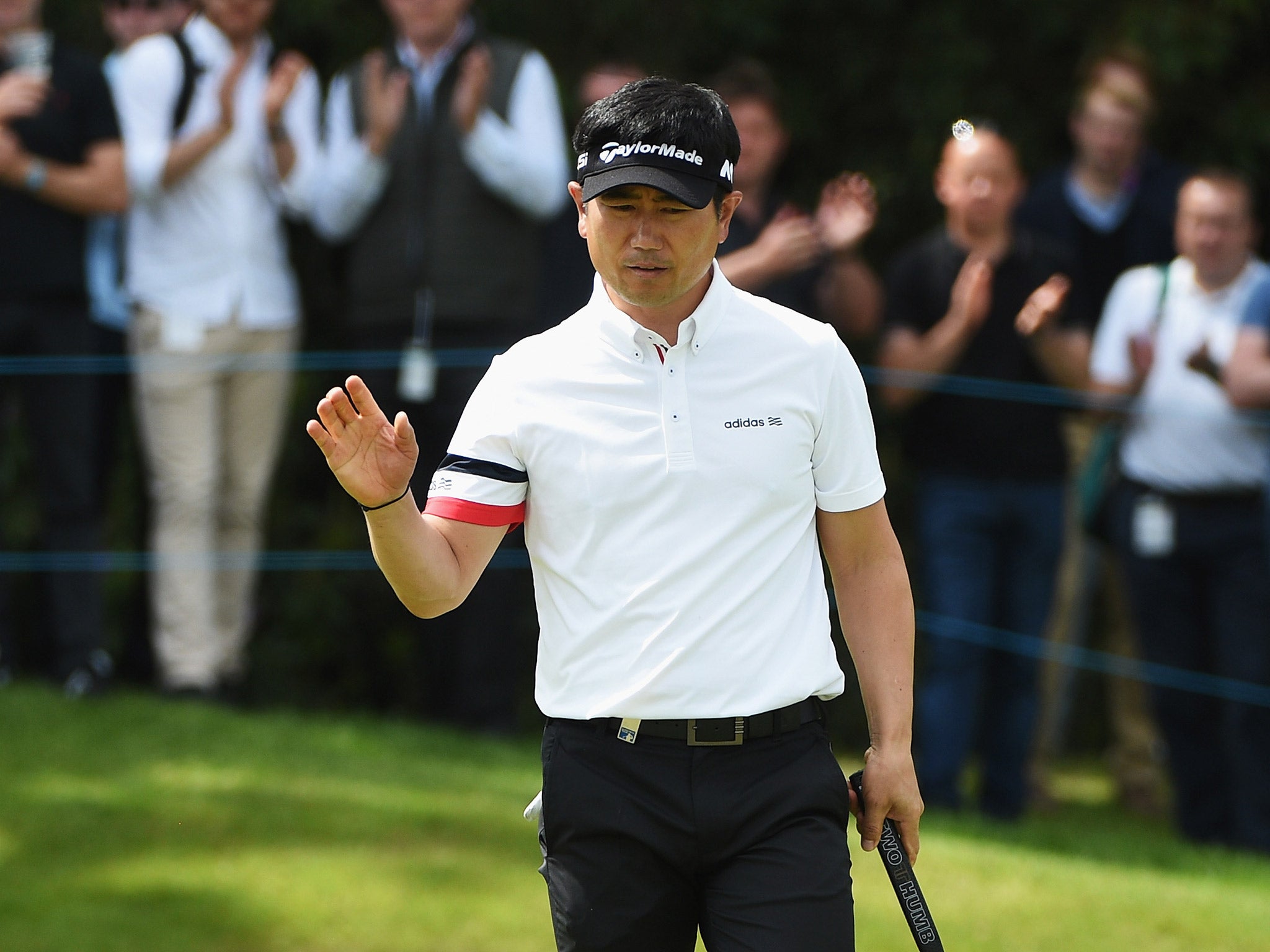 YE Yang acknowledges the crowd after sinking a putt