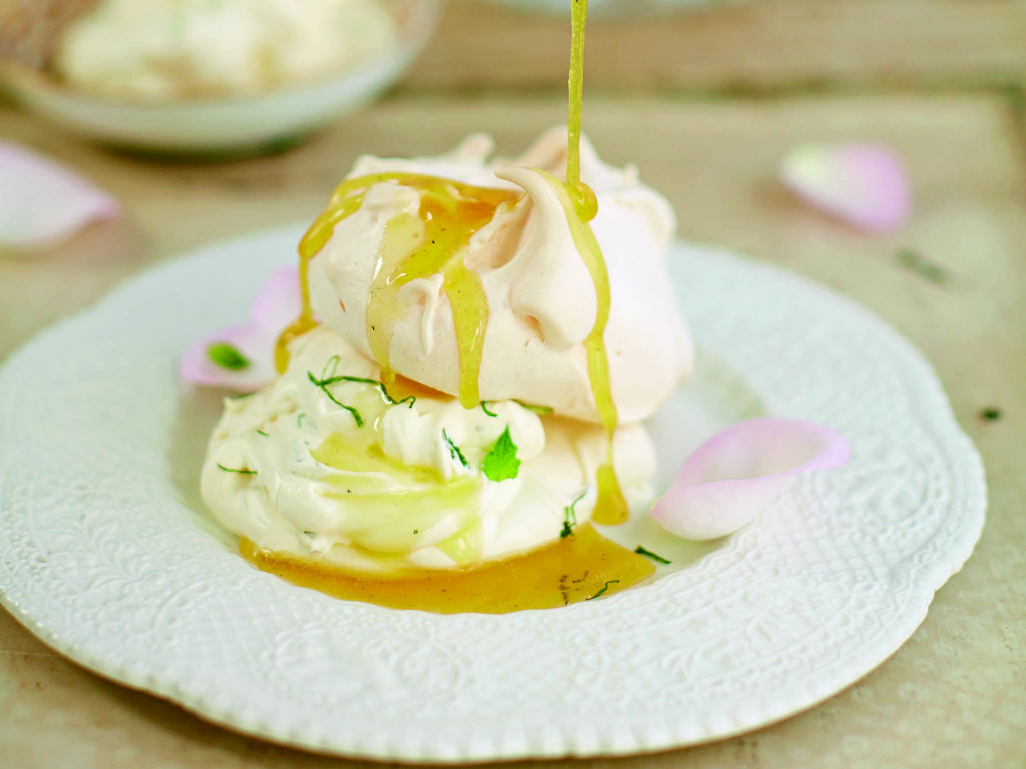 Roman-style meringue with orange sauce