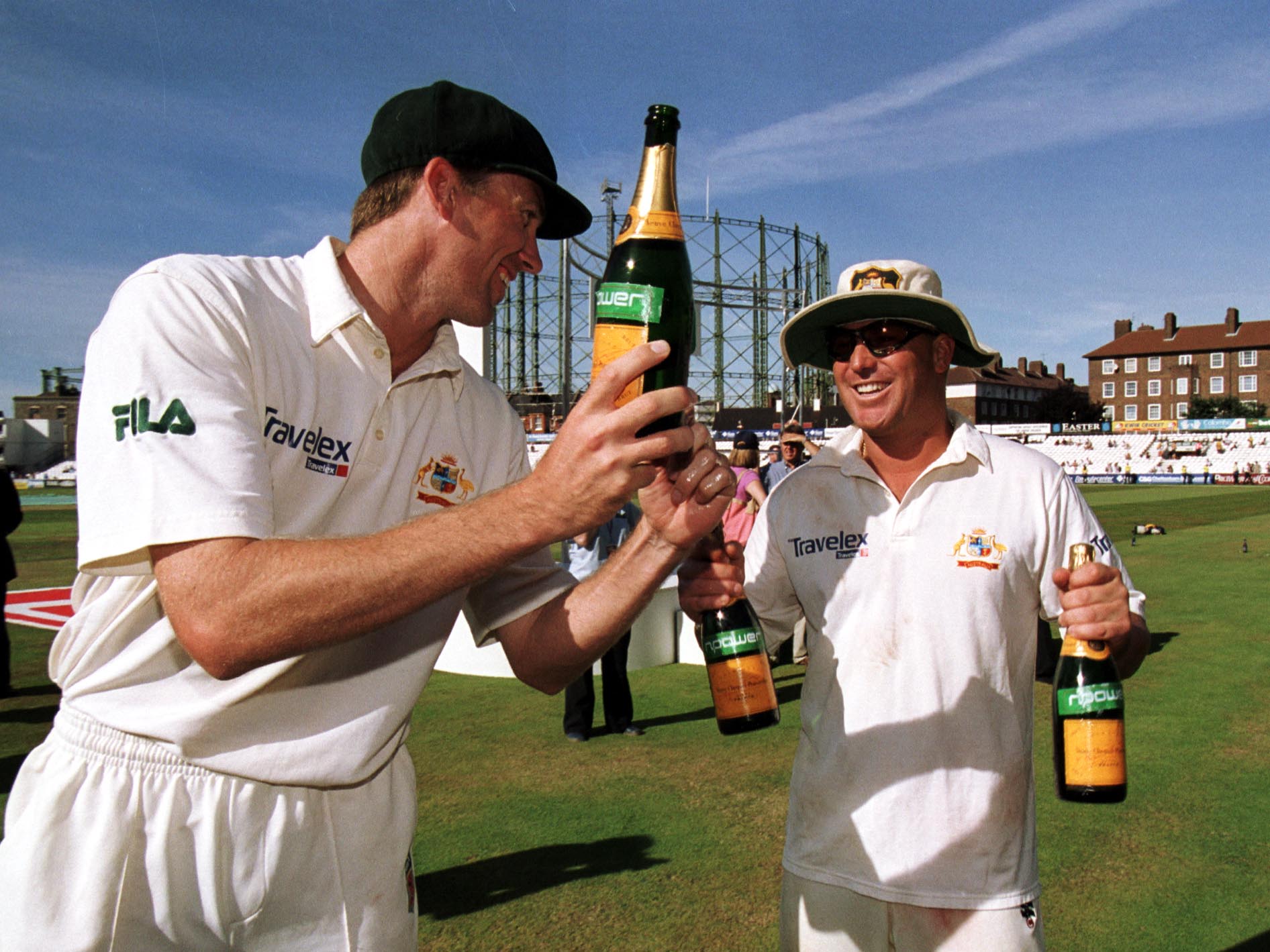 McGrath and Warne celebrate an Ashes win. Credit: Getty.