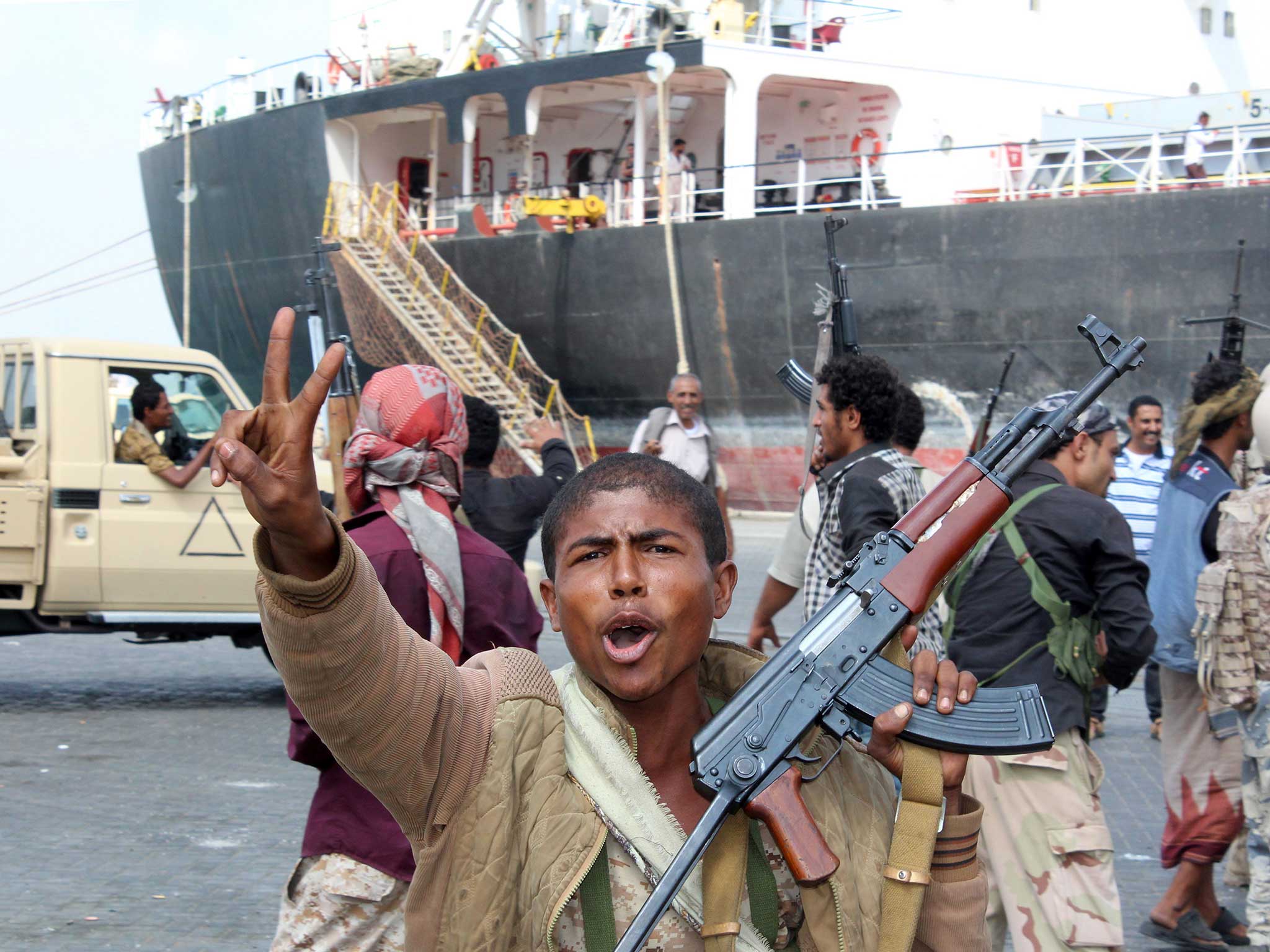 Fighters loyal to Yemen's President Hadi in Aden in 2016