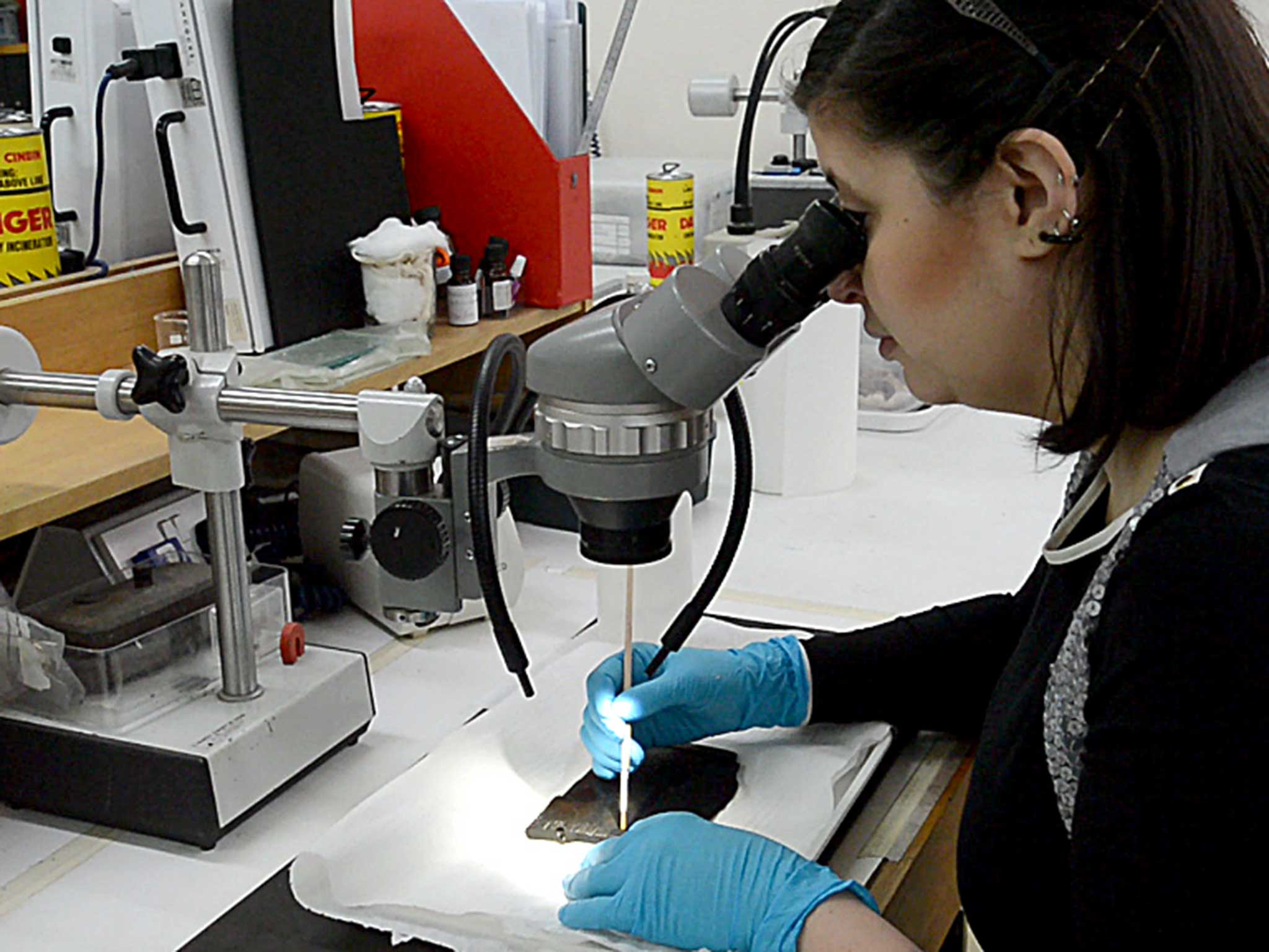 Luisa Duarte from MOLA conserving a writing tablet