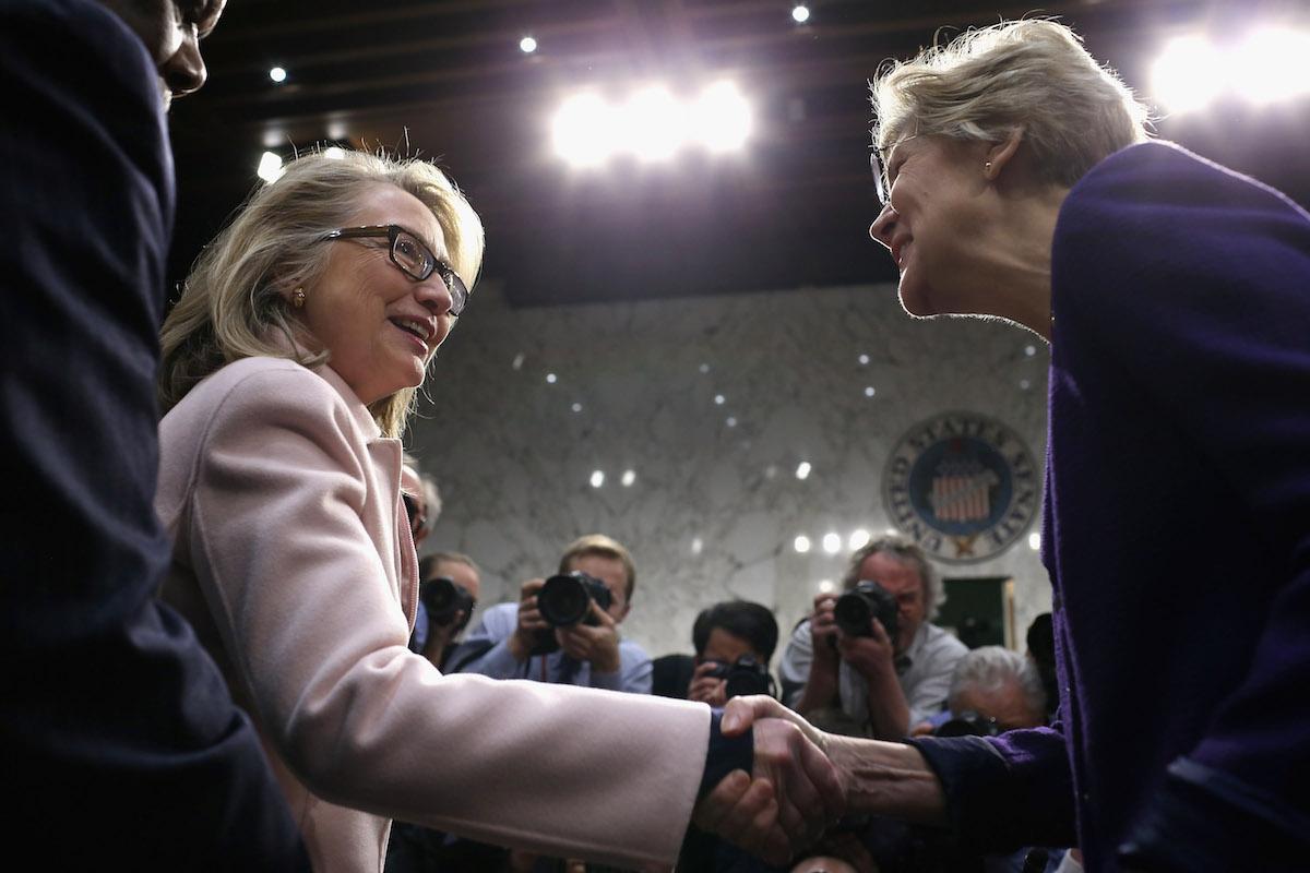 Two politicians shake hands.