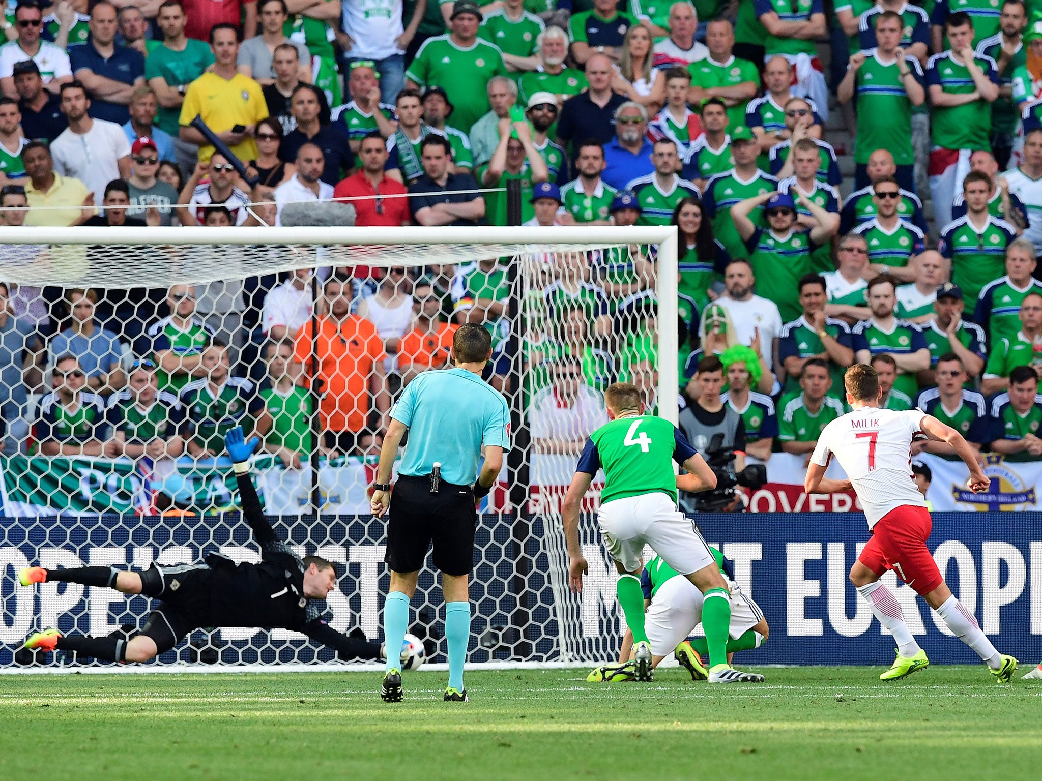 Arkadiusz Milik sweeps in for Poland against Northern Ireland