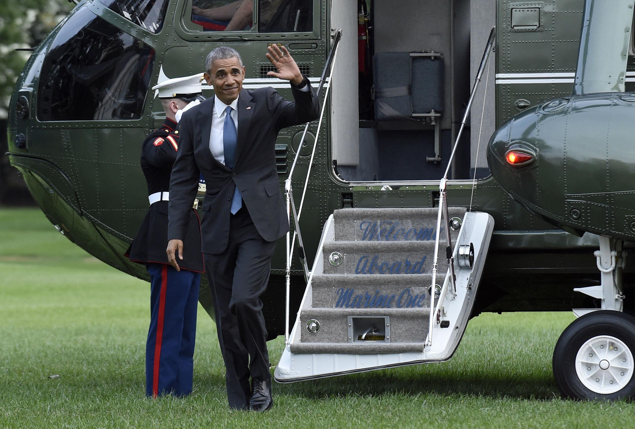 &#13;
Barack Obama walking off the Marine One on the south lawn of the White House &#13;