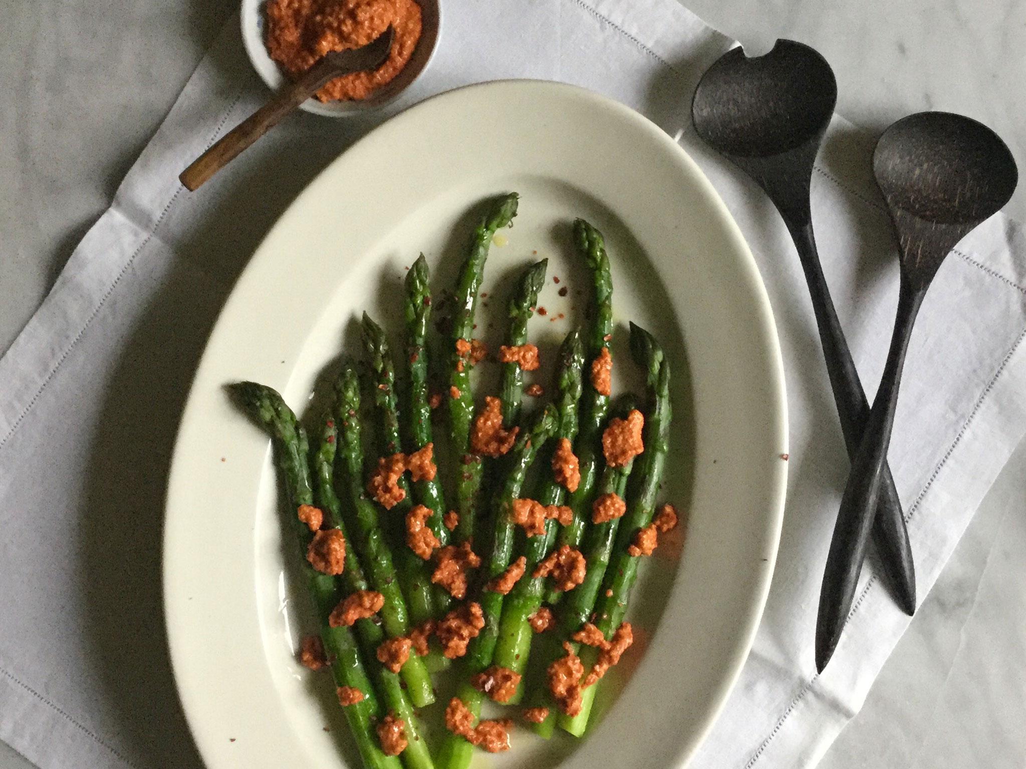 Asparagus with roasted red pepper sauce