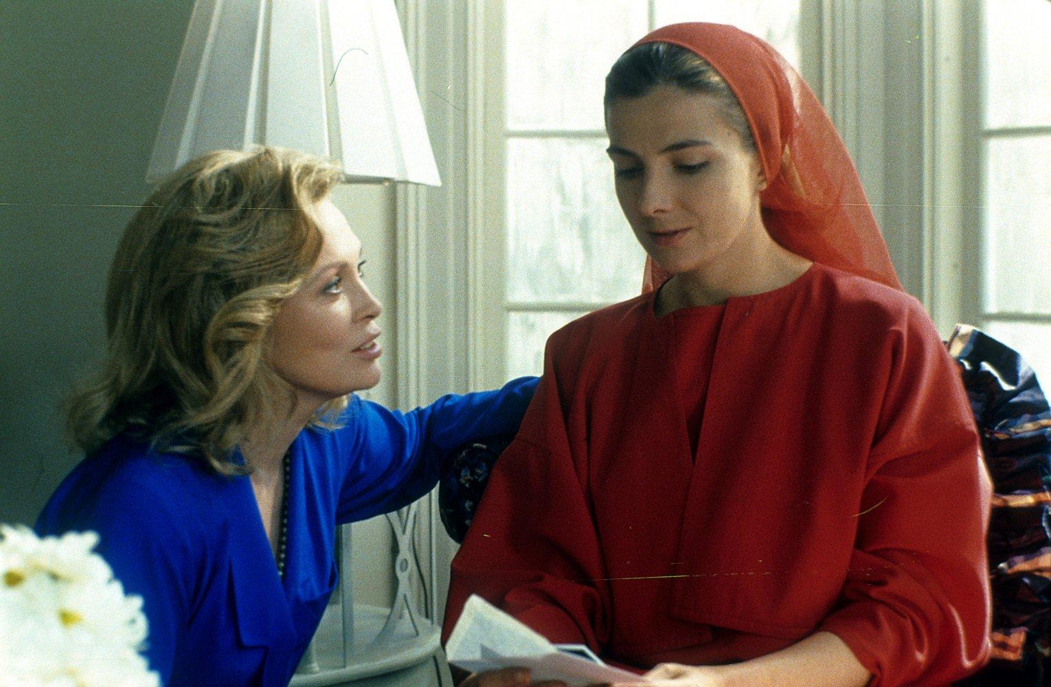 &#13;
Faye Dunaway and Natasha Richardson in The Handmaid's Tale (1990) &#13;