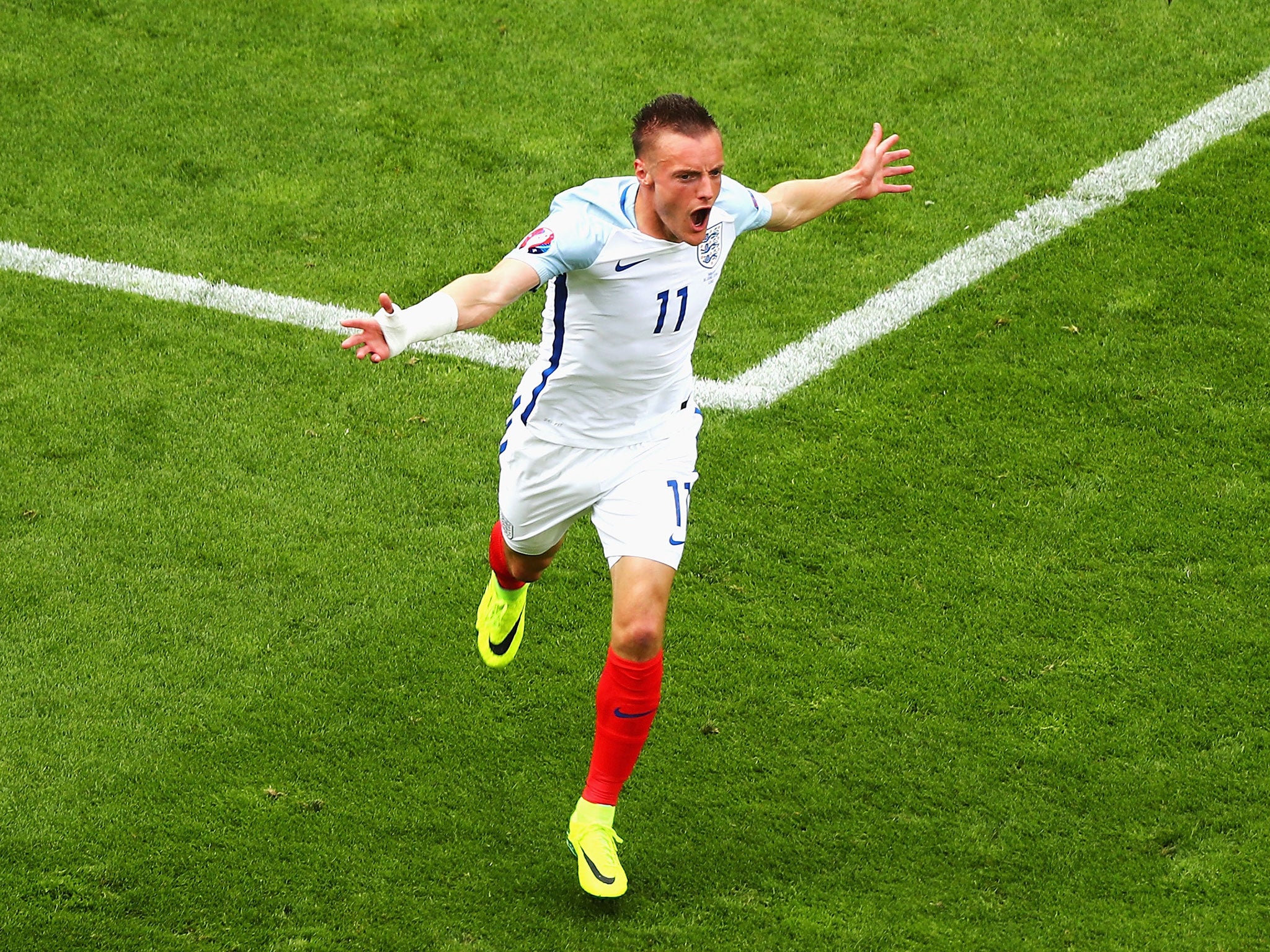 Jamie Vardy celebrates his goal