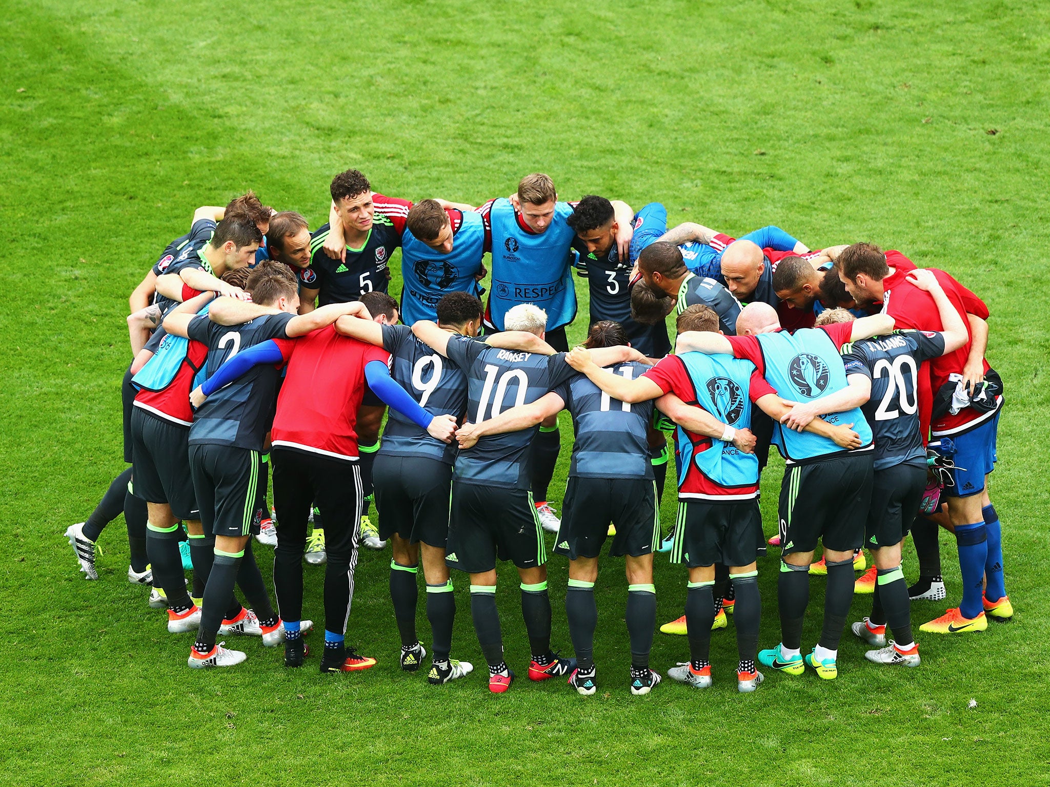 The Wales team form a huddle at the end of the defeat to England