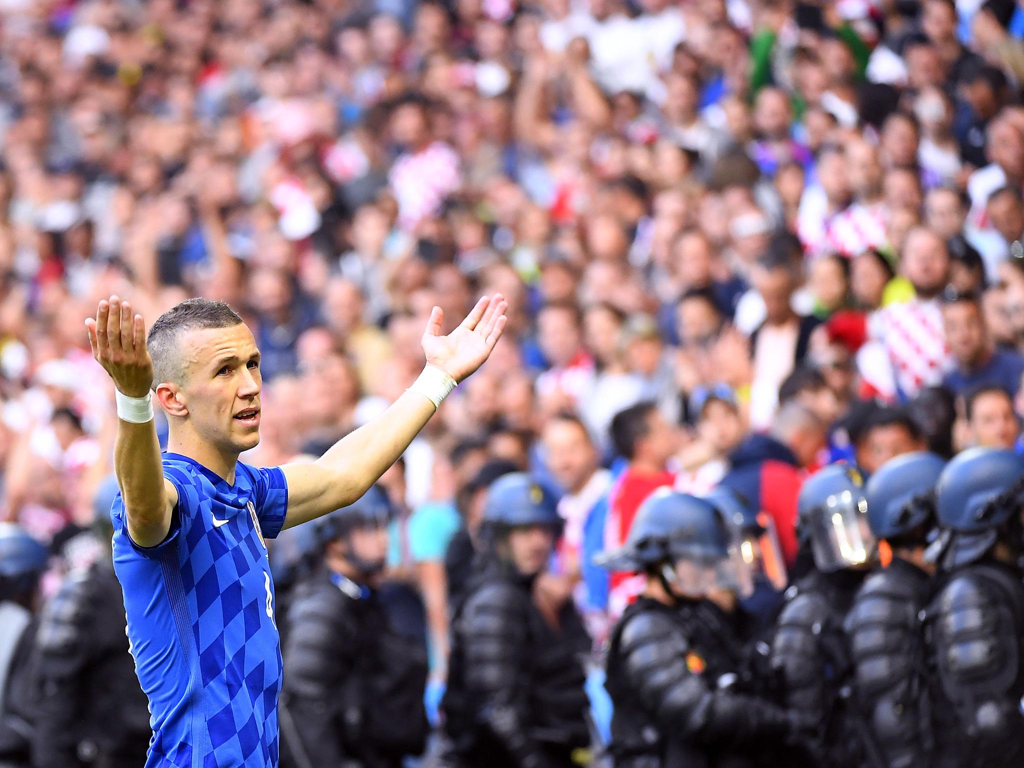 Ivan Perisic asking Croatian supporters to stop throwing flares