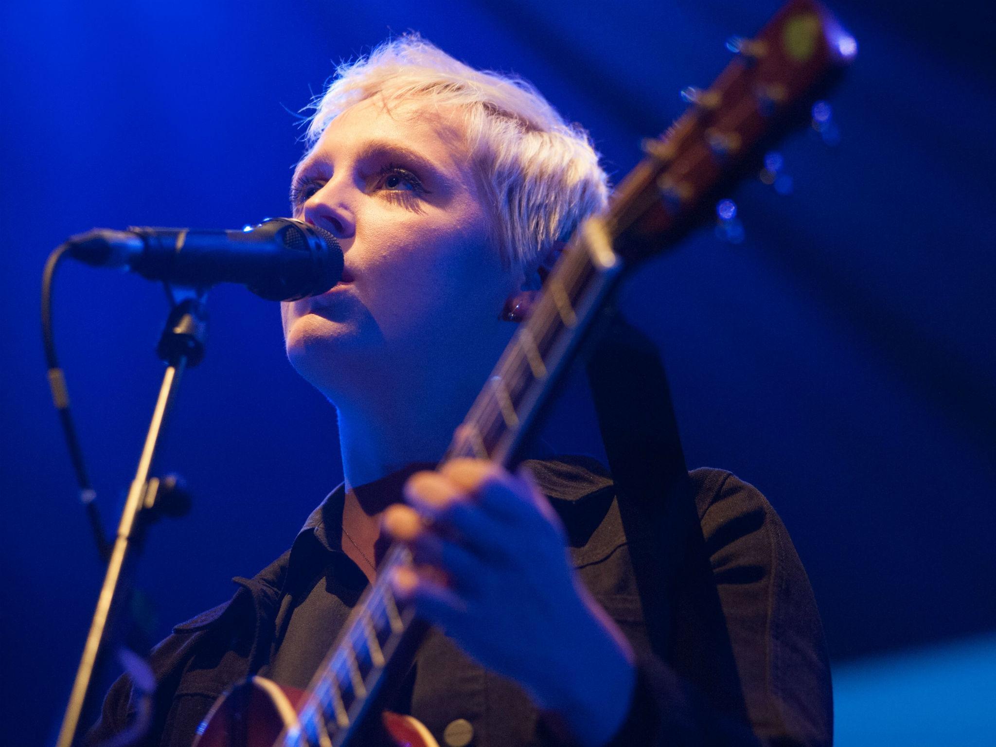 Laura Marling in performance in 2015