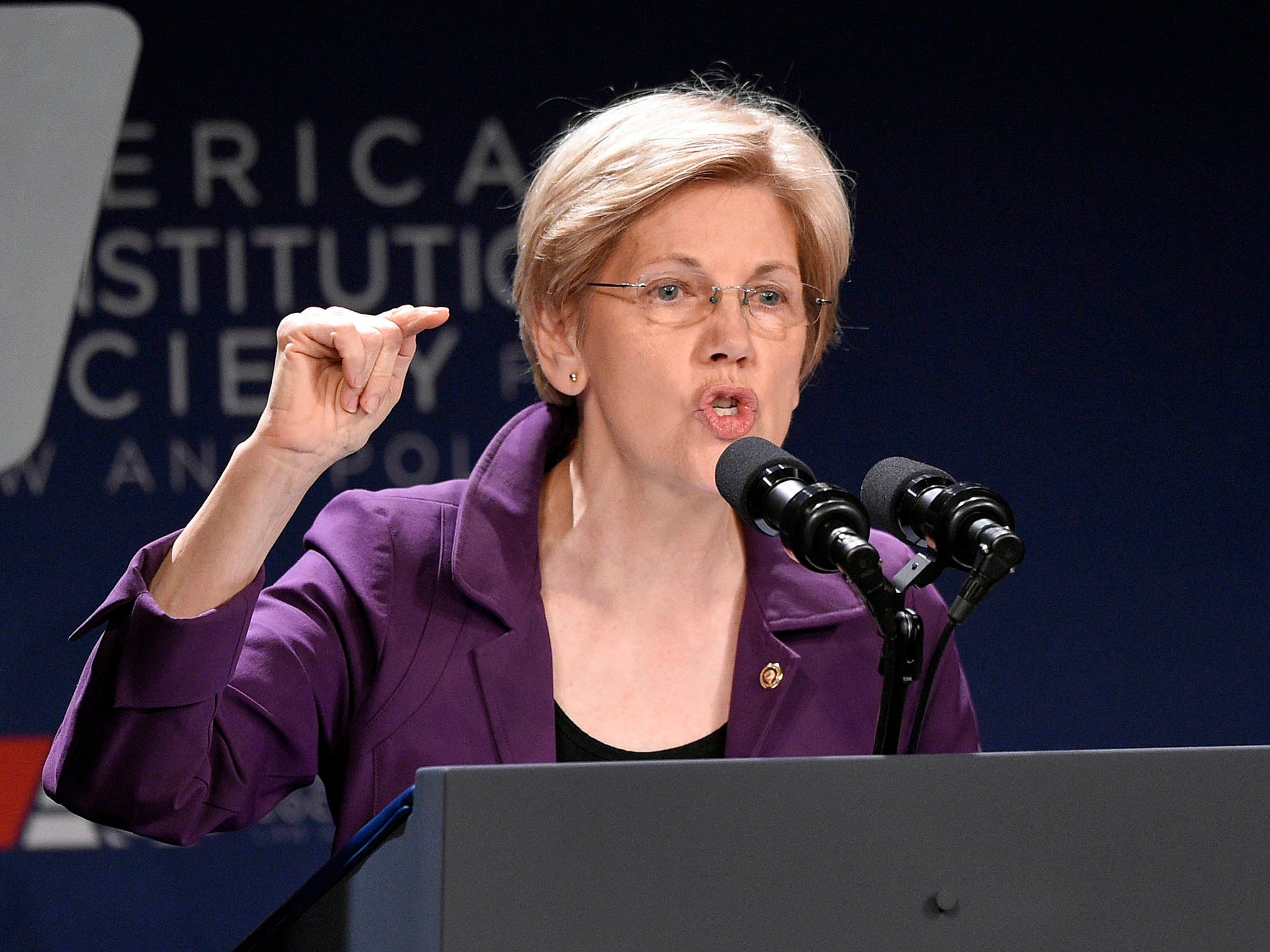 &#13;
Senator Elizabeth Warren, wearing a jacket by Nina McLemore &#13;