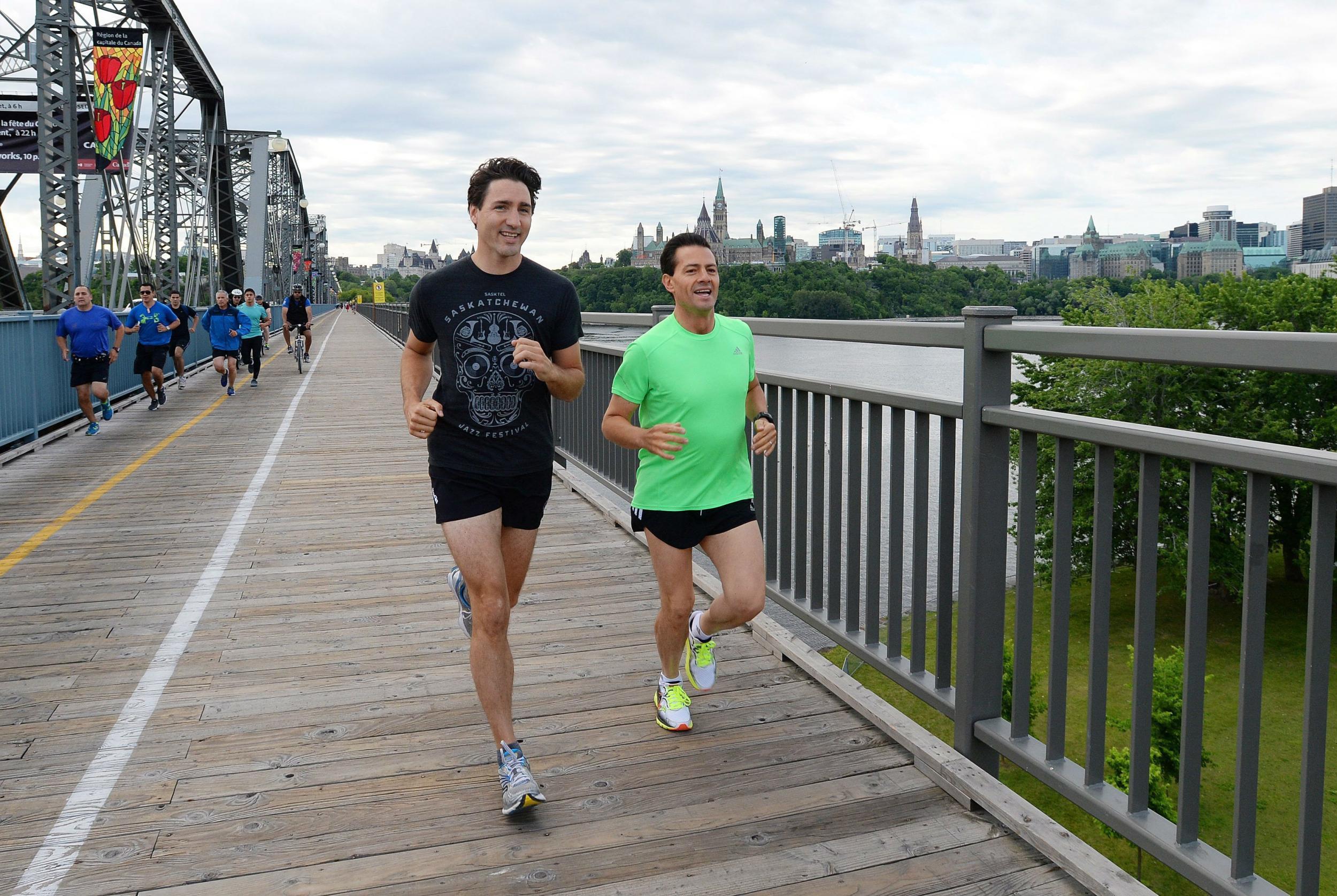 &#13;
Mr Trudeau and the Mexican president start the day with a jog over the Alexandra bridge &#13;