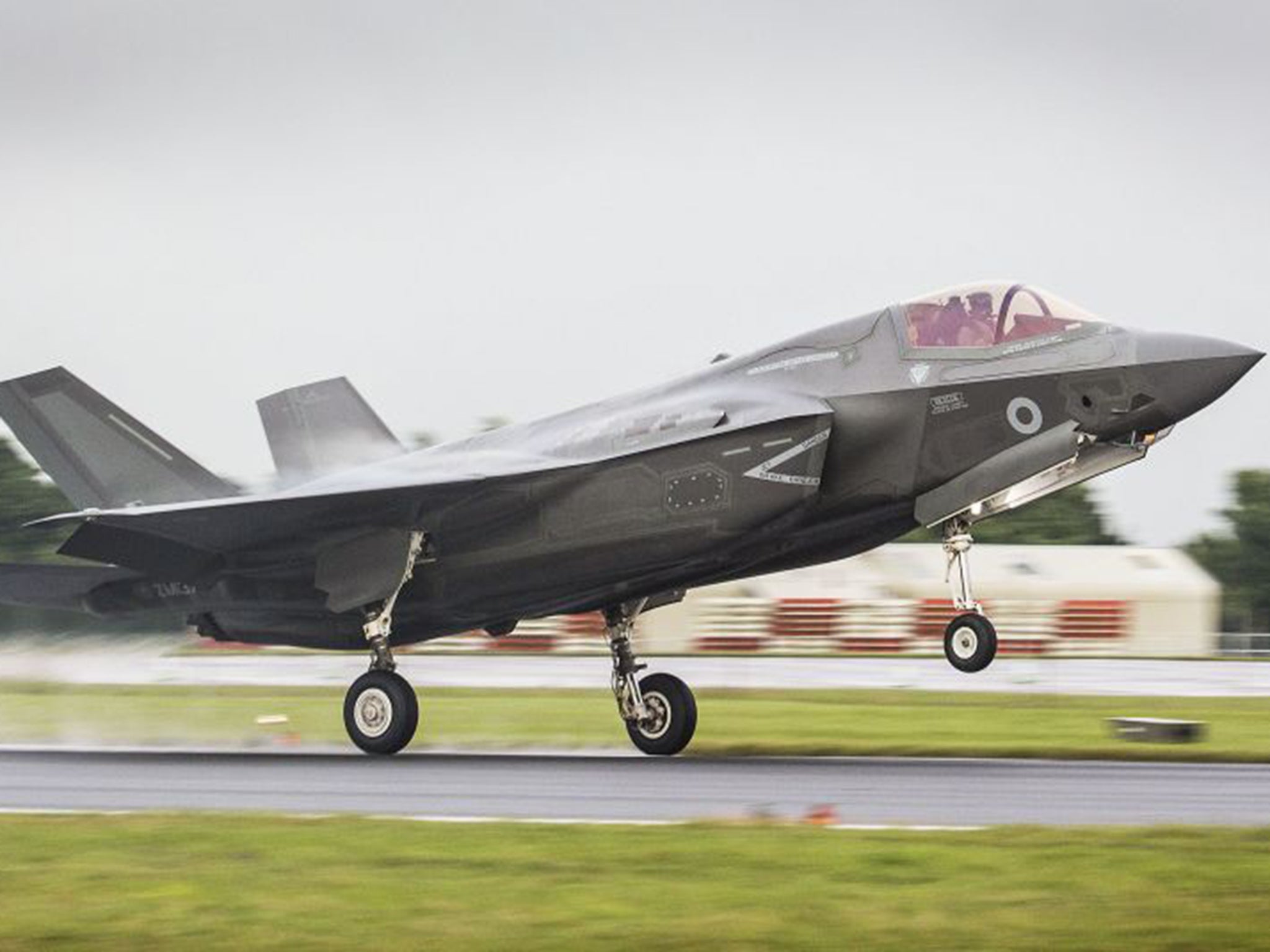 A F-35 fighter jet landing at RAF Fairford