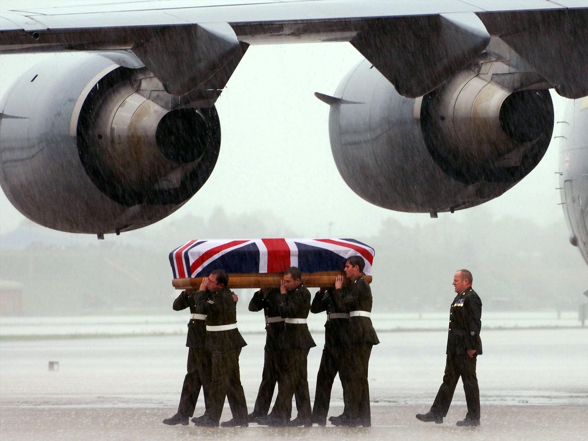 &#13;
Honor guards carry the coffin of Gunner Samuela Vanua at RAF Brize Norton Airfield September 2006 in Oxfordshire &#13;