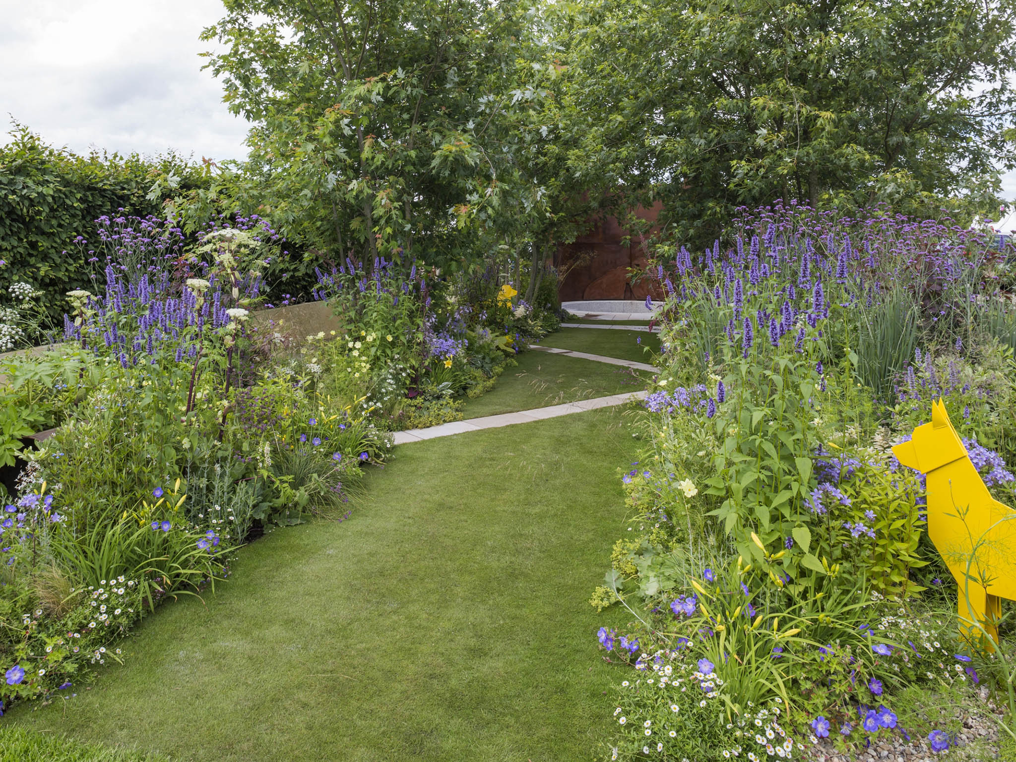 Dogs Trust: A Dog's Life Garden. Designed by: Paul Hervey-Brookes. Sponsored by: Dogs Trust. RHS Hampton Court Palace Flower Show 2016. COPYRIGHT: © RHS CREDIT: RHS / Neil Hepworth