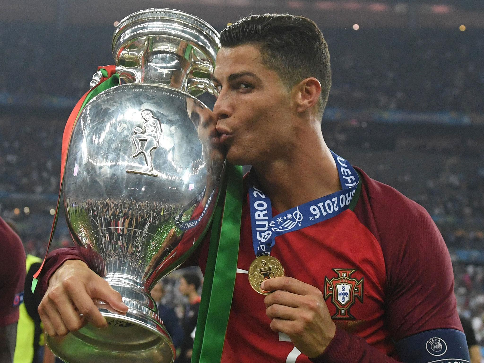 Ronaldo celebrates Portugal's Euro 2016 final win