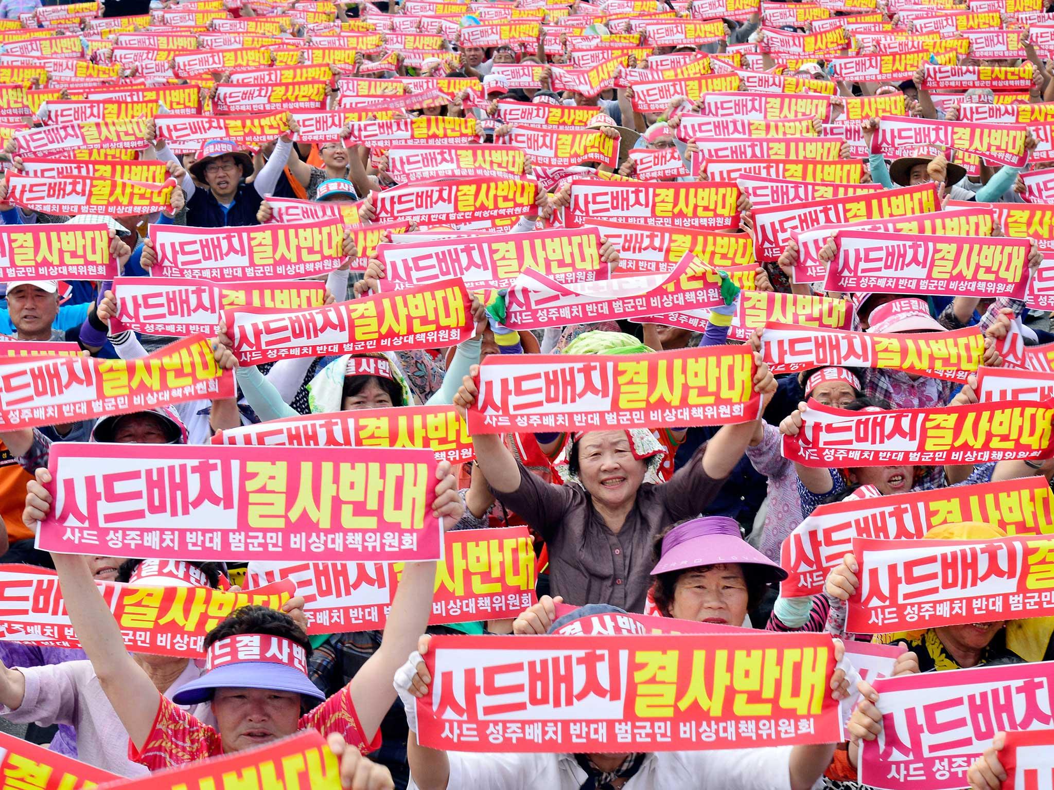 Residents chant slogans during a protest against goverments decision on deploying a U.S. THAAD anti-missile defense unit in Seongju, South Korea, 13 July, 2016