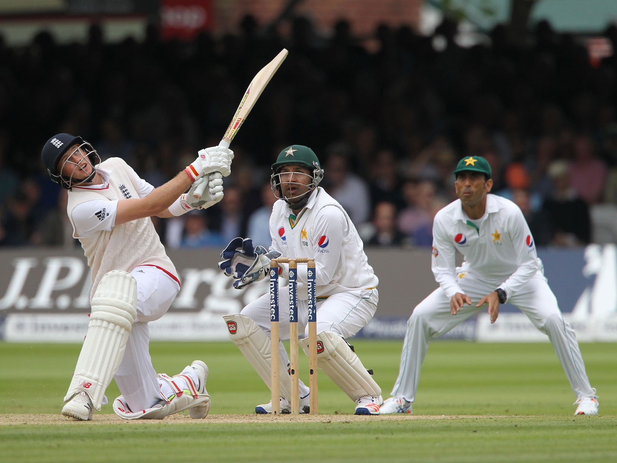 Joe Root top-edges his slog-sweep to gift Pakistan his wicket