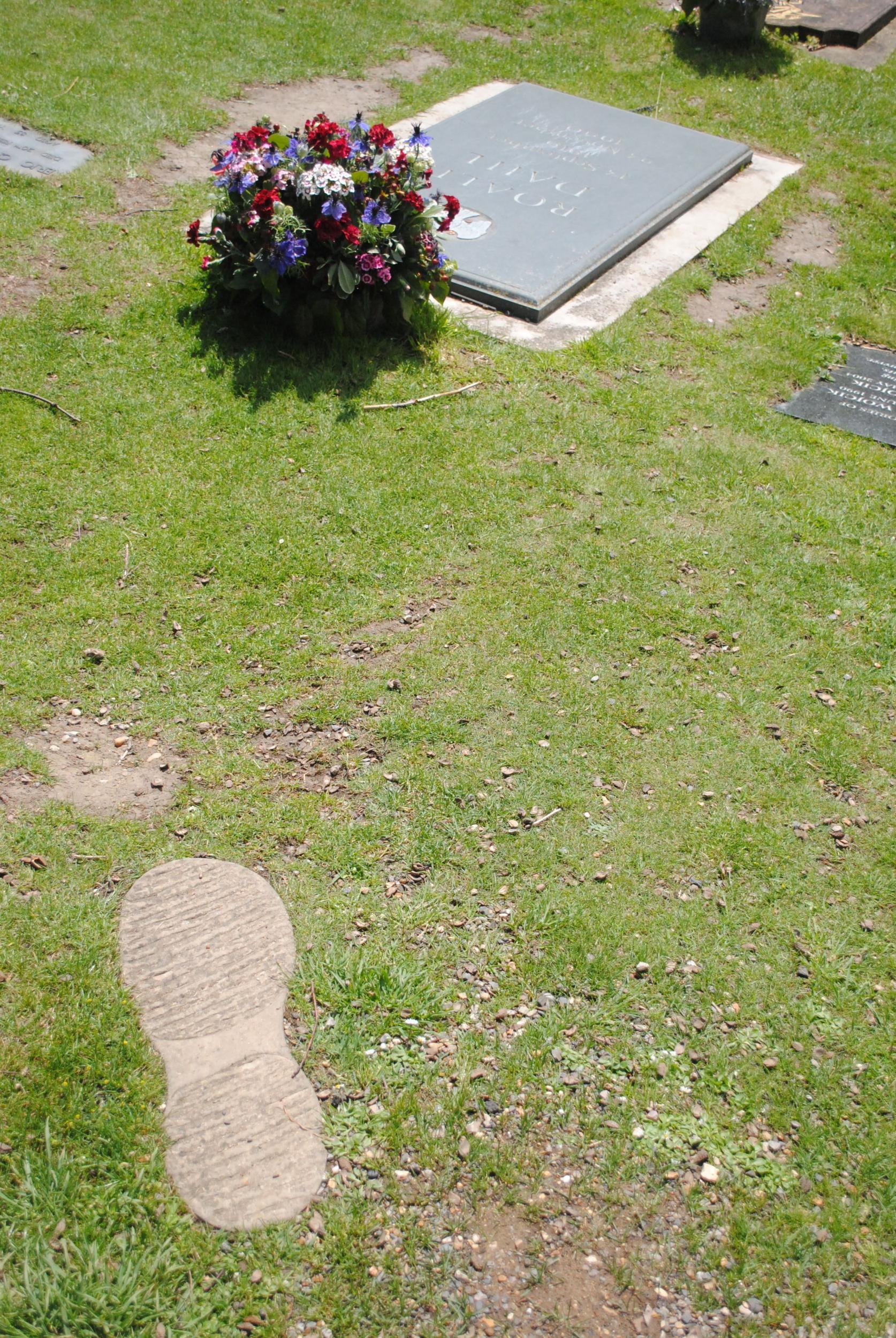 Giant footprints lead to Dahl's grave