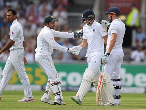 Joe Root is saluted by Sarfraz Ahmed and colleague Jonny Bairstow as he takes his leave of the pitch (Getty)