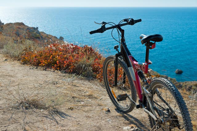 The descent, although steep, is not beyond a recreational cyclist's abilities