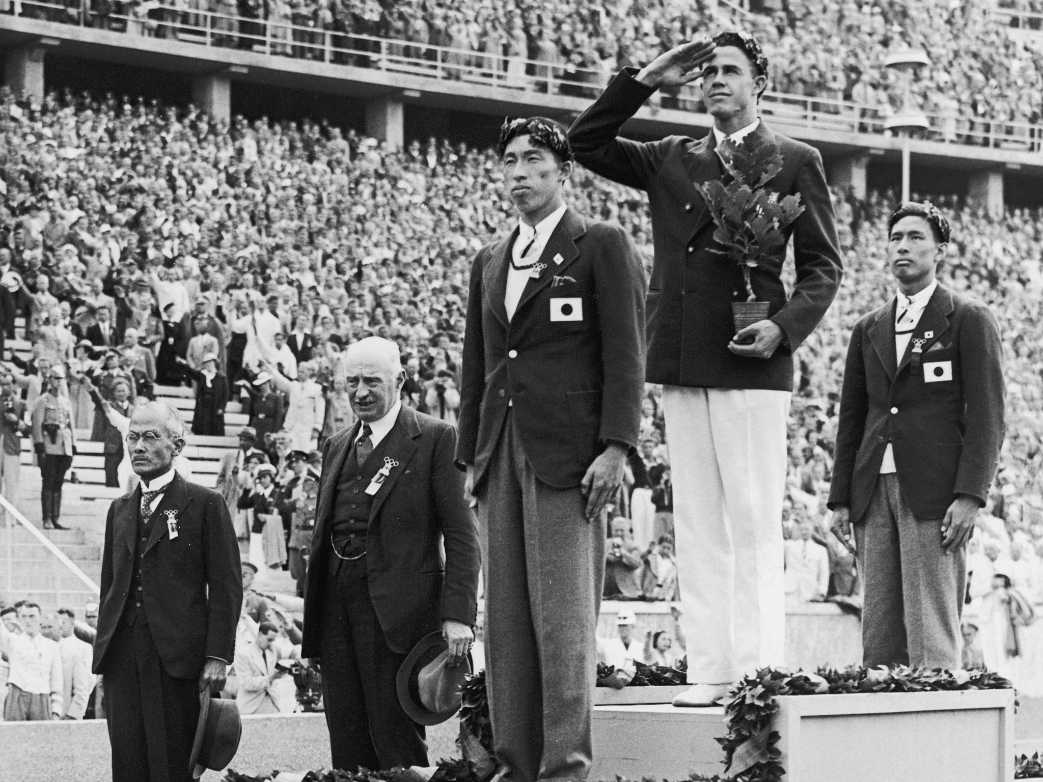 Shuhei Nishida (front) and Sueo Oe after the pole vault at the Berlin Olympics