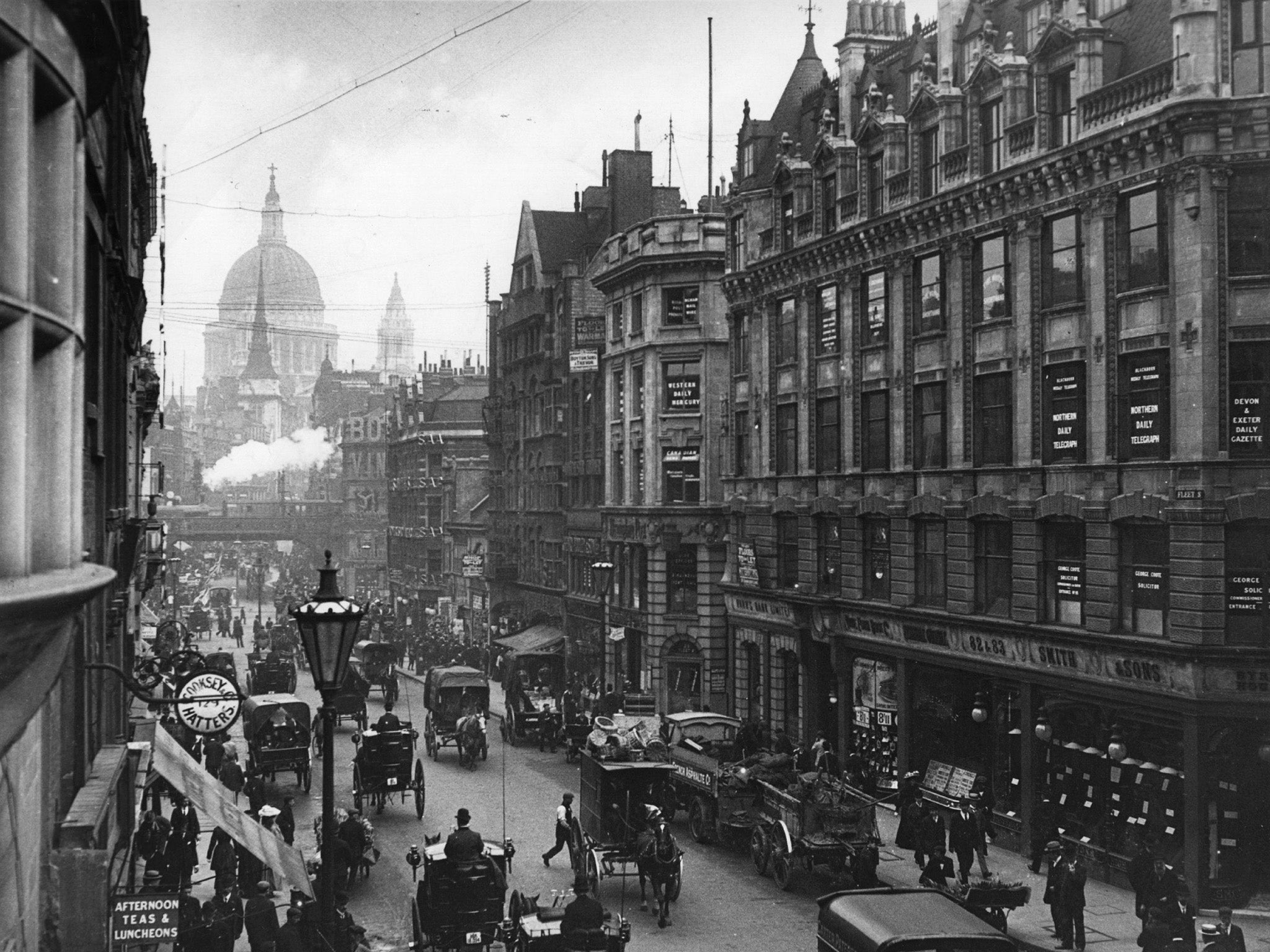 Looking down Fleet Street towards St Paul's Cathedral in 1906