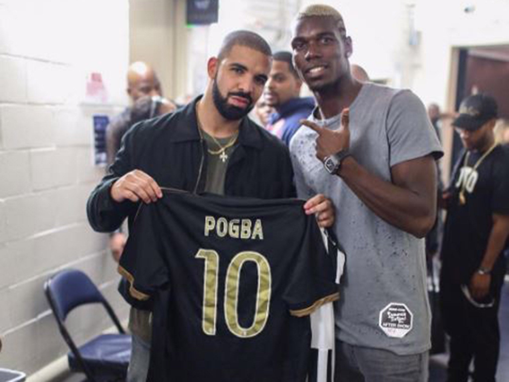 Paul Pogba presented rapper Drake with a signed Juventus shirt with his name on